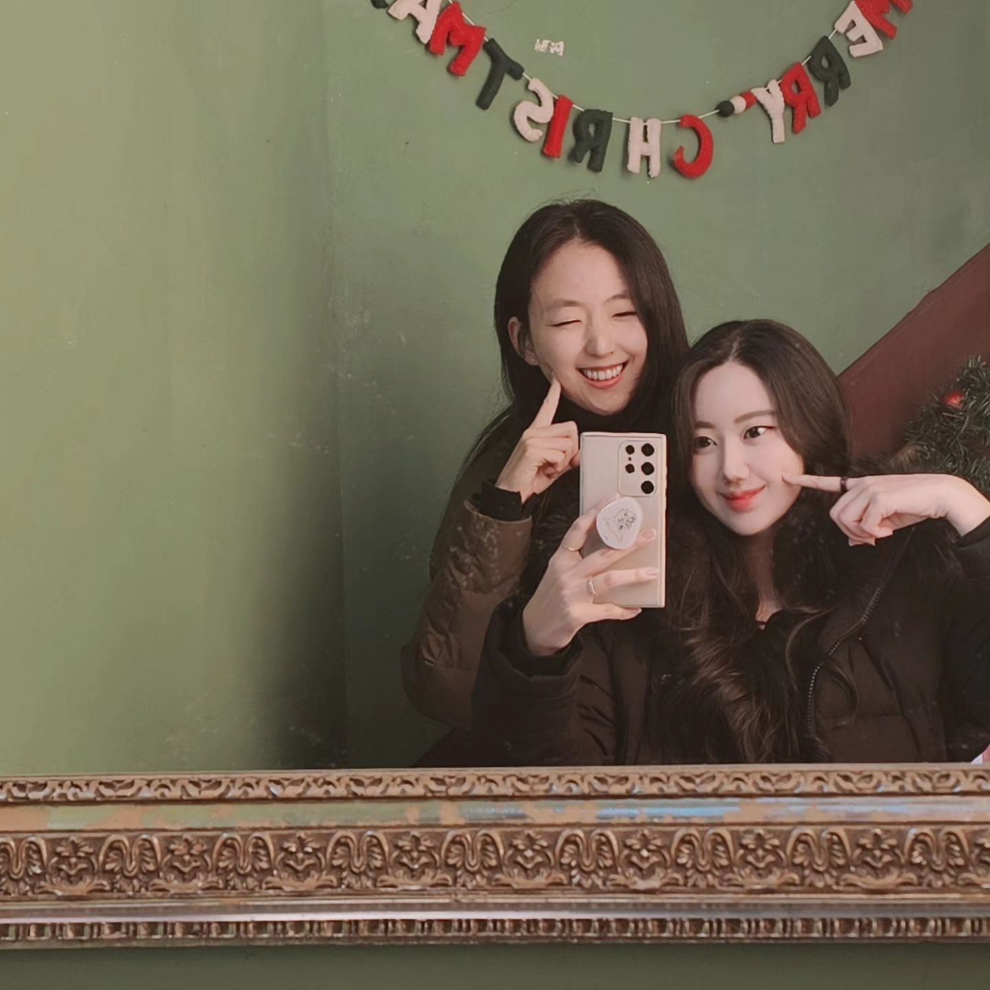 너무 재밌었던 전주여행❄
-
대문자 I 정민언니한테 이틀내내 질척질척했는데
기 쪽쪽 빨리면서도 즐거워해줘서 고마오ღ’ᴗ’ღ
-
눈이 펑펑왔었지만 그래서 더 좋았던 여행ㅎㅎㅎ
-
#전주여행 #여행은언제나옳다 #즐거워 #대문자I #대문자E #여행 #재미져 #꺄
