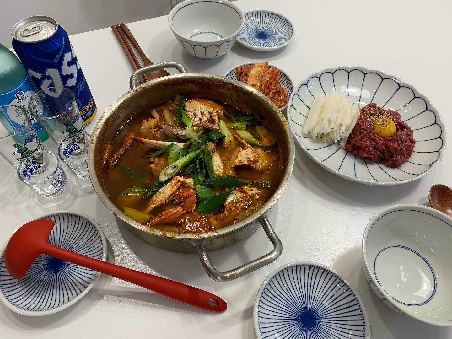 금요일 저녁 

지난번 3마리 쪄먹고 남은 두마리로 시원하게 🦀꽃게탕을 끓였어요 
대구는 오늘 아침에 비오고 쌀쌀하니 국물이 엄청 땡기더라구요😃
육회거리 조금 사와서 후다닥  얼른 한상 차려냈습니다 
오늘도 잘 먹고 금요일 저녁 마무리😘

#저녁밥상#신혼밥상#꽃게탕#가을꽃게#육회#금복주#진로#카스#일상#소통#선팔#맞팔