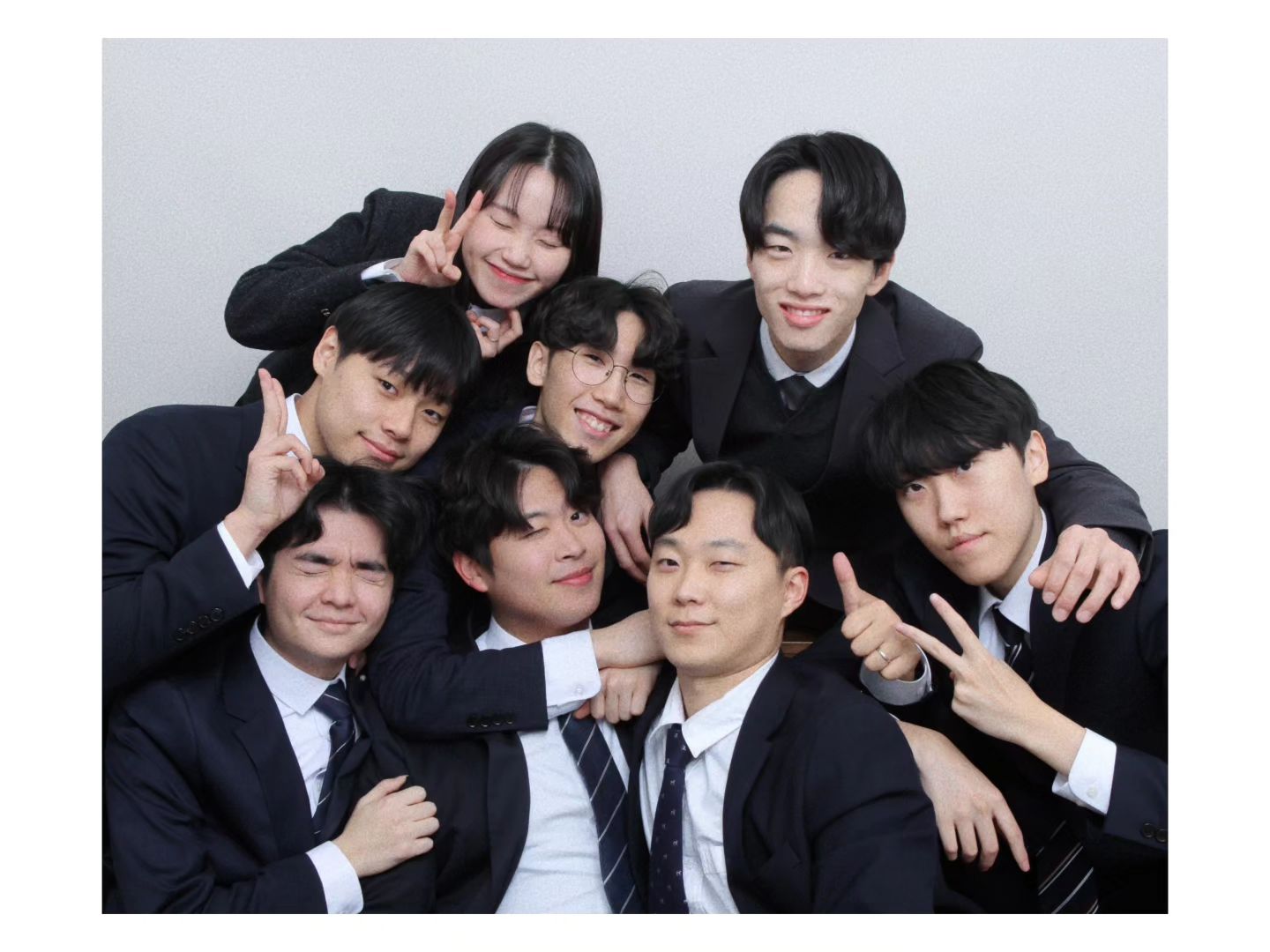 모든 것이 하나님의 은혜였습니다!

혼자서는 절대 해낼 수 없었던 모든 사역을 이끌어주신 하나님의 일하심을 느끼고 체험할 수 있었습니다. 붙혀주신 소중한 동역자들 덕분에 무너지지 않을수 있었습니다. 사랑의 공동체로 성장하는 모습이 너무나도 아름다웠습니다.

어_웨이크 학생회장으로 섬기며 스스로를 돌아보고 점검할 수 있었던 올해가 너무나 소중하고 귀한 것 같습니다. 

1년 동안 잘 따라준 집부들과 신학과 학우들에게 진심으로 감사드립니다. 이제는 제76대 신학과 학생회가 마무리되지만 올해를 발판 삼아 2024년에는 더욱 성장하겠습니다.

💙사랑합니다💙

주님의 사랑으로 세워졌고, 흩어졌던✝️
제76대 신학과 어_/웨/이/크 학생회였습니다!

#신학과 #신학과학생회 #어_웨이크 #a_wake