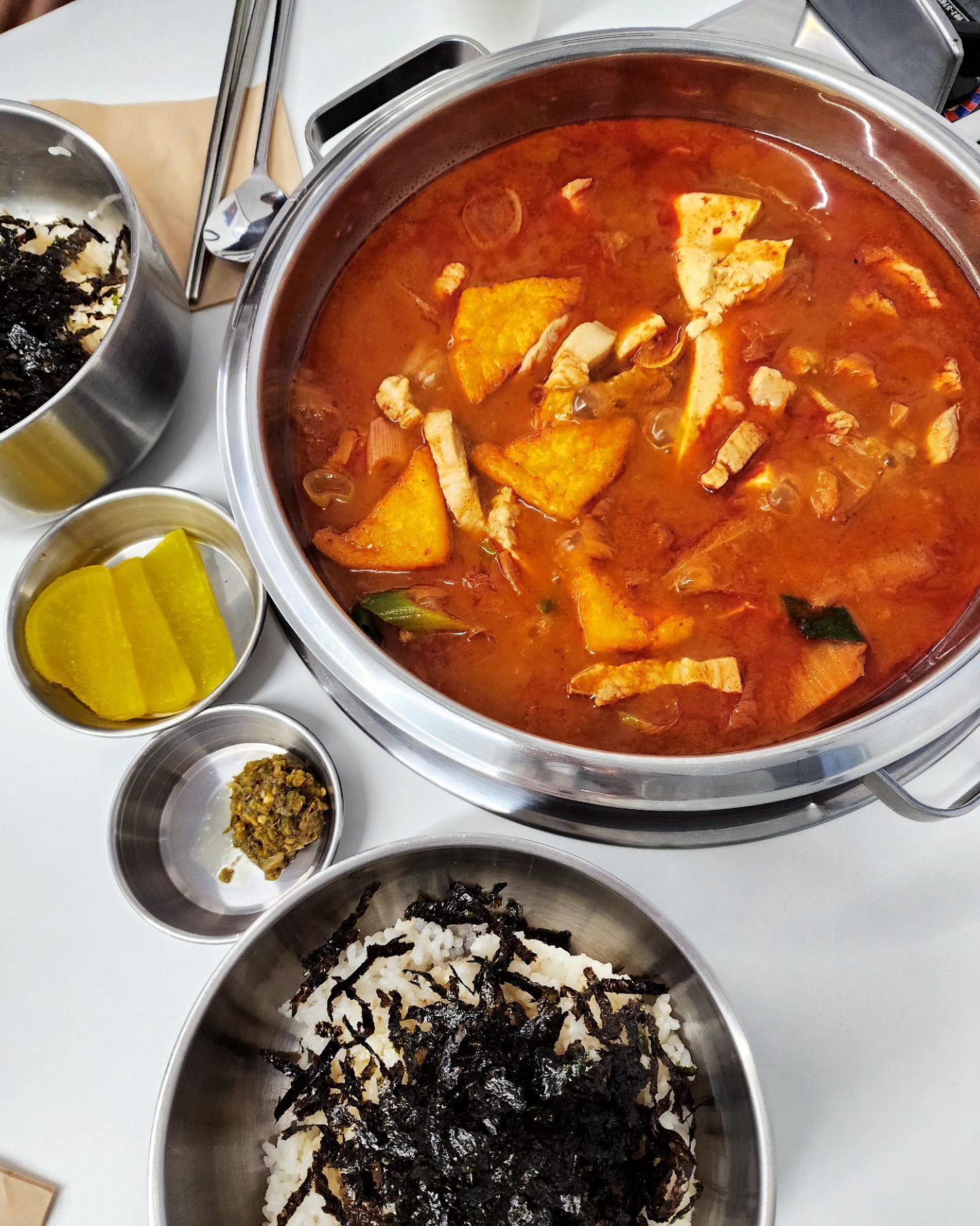 #협찬
청년찌개 돼지김치찌개 🍲
중독성 최고 김치찌개국물과 잡내없이 쫄깃하고
담백한 돼지고기맛이 인상적인 청년찌개 김치찌개
생고기인듯 쫄깃한 돼지고기양까지 푸짐해서
김치랑 고기랑 국물이랑 참기름향 가득 김가루 밥이랑
미친듯이 퍼먹기😋 7분컷 ㅋㅋㅋㅋㅋㅋ
밥한톨 남김없이 김치찌개 건더기 국물까지 남김없이
싹싹 깨끗하게 남김없이 맛있게 잘 먹고 왔습니다👍🏻
청년찌개 다른 메뉴들도 다 먹어보고싶어요🧡
포장이ㄴㅏ 배달로 집에서도 청년찌개 먹자!

✅️ 이벤트당첨
chungzzi_official
#청년찌개 #청년찌개김치찌개 #김치찌개
.
.
.
.
.
#김치찌개맛집 #한식 #집밥 #맛집 #밥 #밥스타그램 #맛집투어 #요리 #음식 #고기 #술안주 #홈술 #홈포차 #맛집 #술 #소주 #야식스타그램 #야식 #맛있다 #먹스타그램 #먹방스타그램 #홈쿡 #먹팔 #먹팔해요 #먹스타맞팔 #먹팔환영