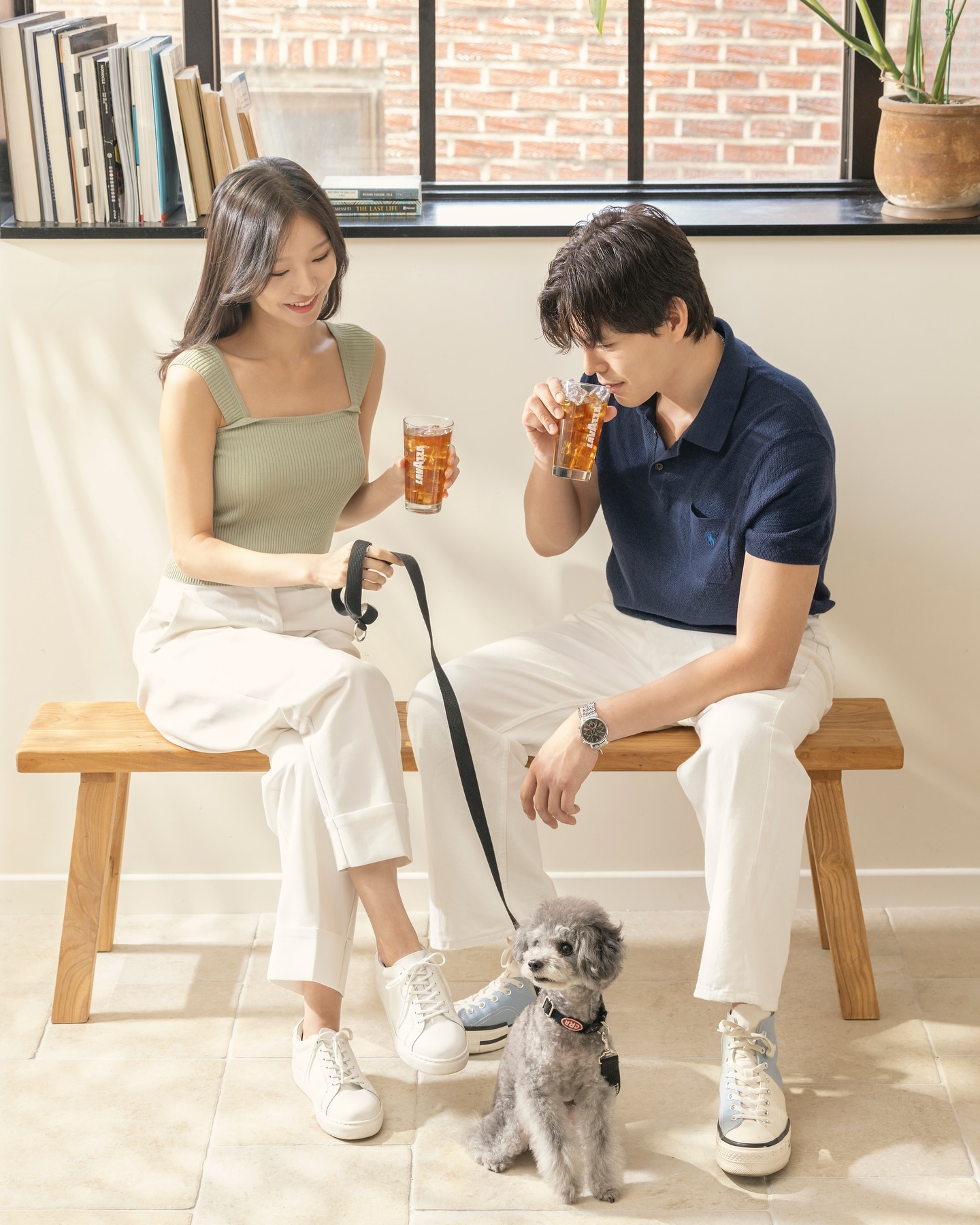 🐶🤎 무더운 여름, 강아지도 탐내는 시원한 라바짜 아이스 아메리카노! 🧊 미안하지만 커피는 내가 대신 마실게 🐾

🇮🇹 이탈리아 커피 브랜드 #라바짜 (Lavazza) 촬영 📸
lavazzakr

촬영 현장에서 마셔본 라바짜 커피, 정말 맛있었어요 :)
함께한 모델분도 너무 프로셨고 다들 유쾌하셔서 즐겁게 촬영했던 기억이…! 강아지 모델도 너무 귀욥쬬🥹🫶🏻

❣️이제부터 커피는 라바짜! ☕️

#라바짜 #라바짜커피 #커피는라바짜
#아이스아메리카노 #얼죽아 #얼죽라 #얼어죽어도라바짜
#Lavazza #LavazzaCoffee