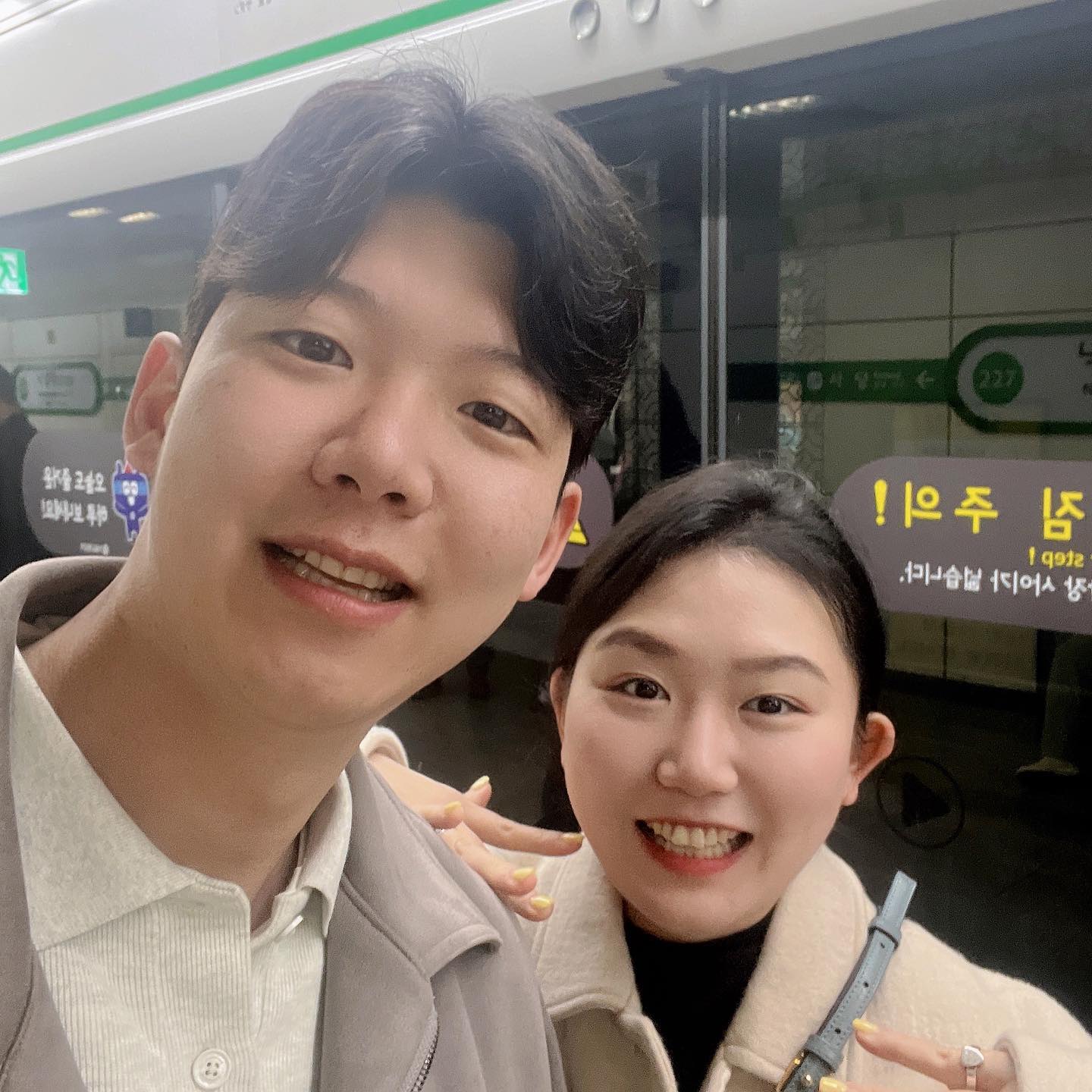 이 날은 저희커플과 저희 아빠, 엄마의 더블 데이트날이었어요💛 예비 사위와 얼큰하게 한 잔 꼭 하고프던 아빠의 오래된 바램이 이루어지는 날이었달까요👀🤭 거사를 앞두고 떠나는 길에 찰칵 찍어보았어요😆
저도 아빠 엄마와 본격 술을 마신건 두번째였는데, 처음에는 어색하지 않을까 자리가 어렵지는 않을까 걱정이 되더라구요🤣 그런데 아빠랑 남자친구의 예상치 못한 잘 통하는 케미에 은근 안심이,,, 💕🥰 엄마아빠, 맛있는 혼마구로 안주와 함께 시간가는 줄 모르고 얼큰하고 행복한 시간을 보냈답니다😍 이런 시간을 자주 가져야겠어요💖

포스팅이 뜸해지는건 바쁜 현생 핑계를..😙 야금야금 틈틈히 놀러다니는 저희들 이렇게 여유로운 주말 아침에 하나 투척하고 갑니다용😍 

#커플 #커플스타그램 #주말 #주말일상 #데이트 #데이트코스 #참치 #혼마구로 #예비부부 #예비신부 #예비신랑 #더블데이트 #엄마아빠 #결혼준비 #럽스타그램 #커플일상 #부부일상 #부부스타그램 #예비부부그램 #주말데이트 #❤️ #동갑내기 #동갑내기부부 #동갑부부 #동갑커플
