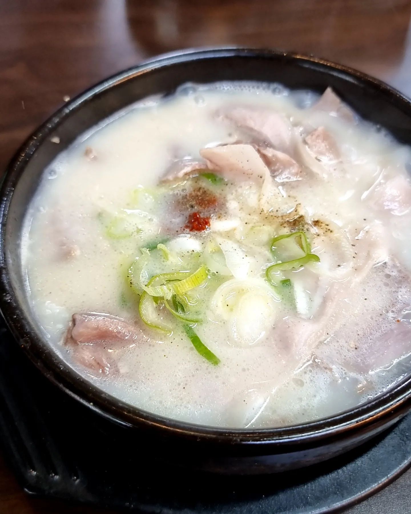 2024.05.11 우연히 찾아갔는데 기본 온육수부터 맛났던 식당! 국밥이랑 밀면 둘 다 만족👍 배불리 먹고 해운대 가서 바람 쐬고 당구 치고 사진 찍고 시장 구경하다가 사람들 줄 서있길래 떡볶이 먹으러 갔는데 굳이 줄 서서 먹을 맛은 아닌 듯.. #부산여행 #민락동 #민락동맛집 #개성궁 #개성국밥 #돼지국밥 #물밀면 #왕만두 #술이술술 #해운대 #해운대해수욕장 #오아시스당구장 #포토드링크 #해운대시장 #상국이네 #떡볶이 #순대 #튀김 #먹방 #먹스타그램