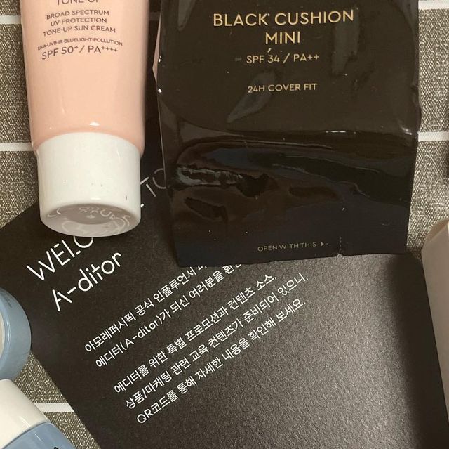 세빈(鄭世彬) on Instagram: "#a_ditor_official #에디터 . . . 이번에 아모레 퍼시픽 에디터를 참여하게 되어 키트와 명함을 받아보았습니다. 🧡 . . 아모레퍼시픽의 긍정적인 영향과 좋은 제품