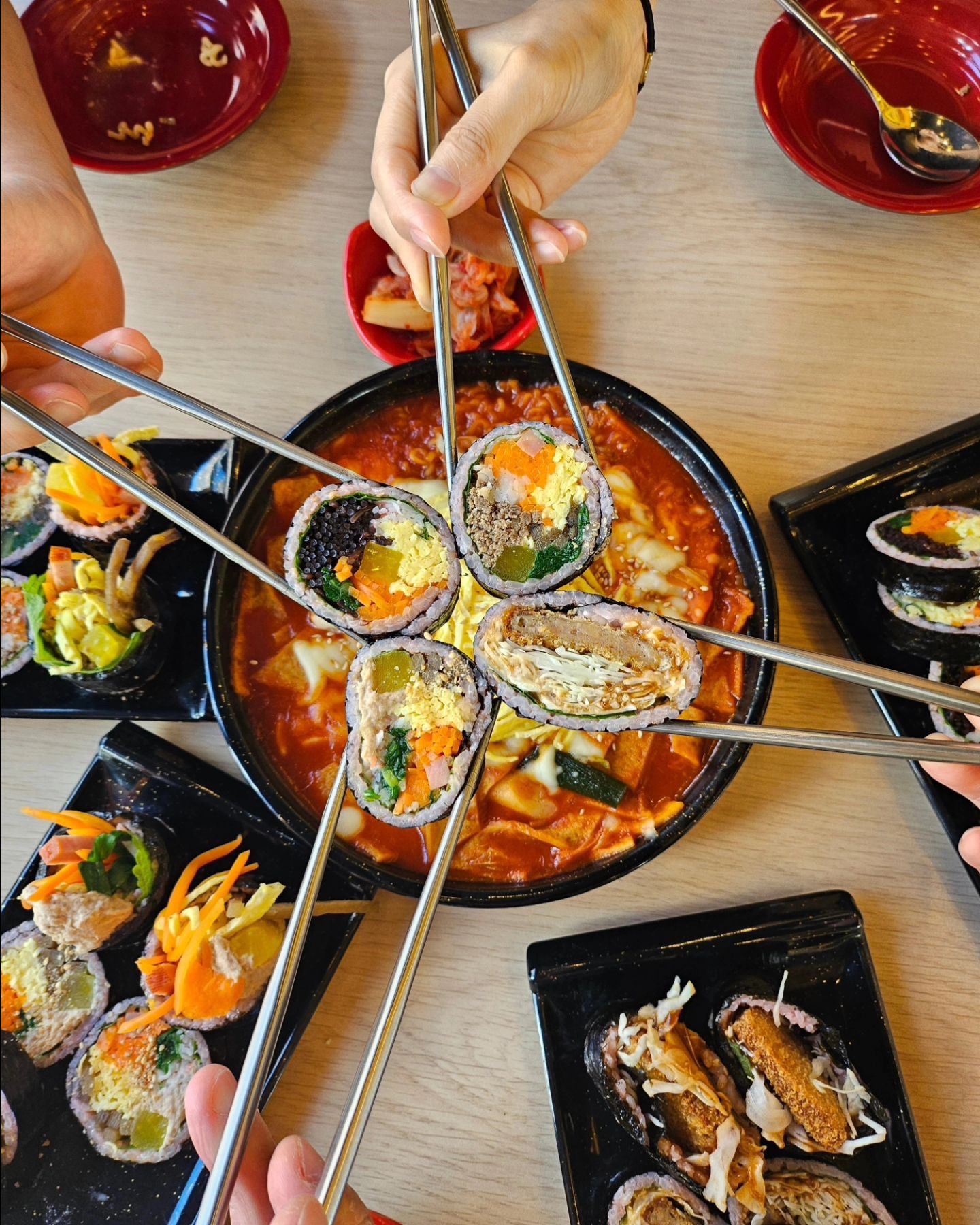 #광고 #협찬 

강릉여행때 들른 강릉핑크김밥🩷 
 
평소에 김밥을 정말 좋아하는데 
김밥 라면 튀김 떡볶이 어묵 쫄면 비빔만두등 다양하게 먹을 수 있는곳! 

김밥 크기도 크고 재료도 실하고
특히 바다를 담은 해초김밥 특이하고 쫀맛탱...🌿 

홍국쌀로 만들어진 핑크 김밥🤩 

매장이 쾌적하고 주차공간도 있고
그리고 사장님이 정말 친절하셔서 기분좋게 머물다 나올 수 있는곳! 

비빔만두랑 불참치김밥, 매운돈가스김밥도 너무 맛있어보여서
다음에 강릉갈 때도 꼭 들러야지🖤

주소: 강원 강릉시 경강로2103번길 9, 강릉핑크김밥
영업시간: 9:00~17:00 (매주 수요일 휴무)
전화번호:  0507-1498-2026

#강릉핑크김밥 #해초김밥 #불참치김밥 #매운돈까스김밥#비빔만두#리뷰노트 #강릉김밥#강릉역맛집#강릉역