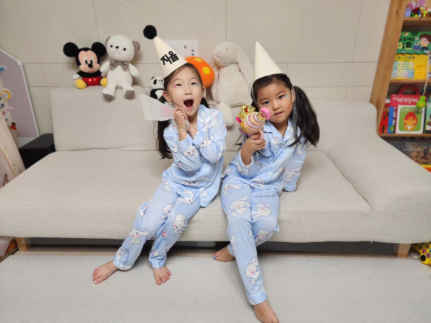 .
#파자마파티
#라말하고B컷이라읽는다

21호랑 23호
👧🏻👧🏽

ㅋㅋㅋㅋㅋㅋㅋ

2주전부터 포토존 꾸미자해놓고
파자마빼고 준비 1도 안한 우리 어떤데?😏
ㅋㅋㅋㅋㅋ

#다음주에다시찍자
#2살때부터친구

이정도면죽마고우아니냐며🖤
ㅋㅋ근대 진짜 피부톤 차이 어쩔?👧🏻👧🏽

#68개월아기#7살아이#서하랑책육아#서하맘책놀이#서하맘책육아#서하맘놀이#책육아소통#책육아맘#책육아#육아소통#서하맘#황금개띠맘#김해맘#명지맘#장유맘#육아소통