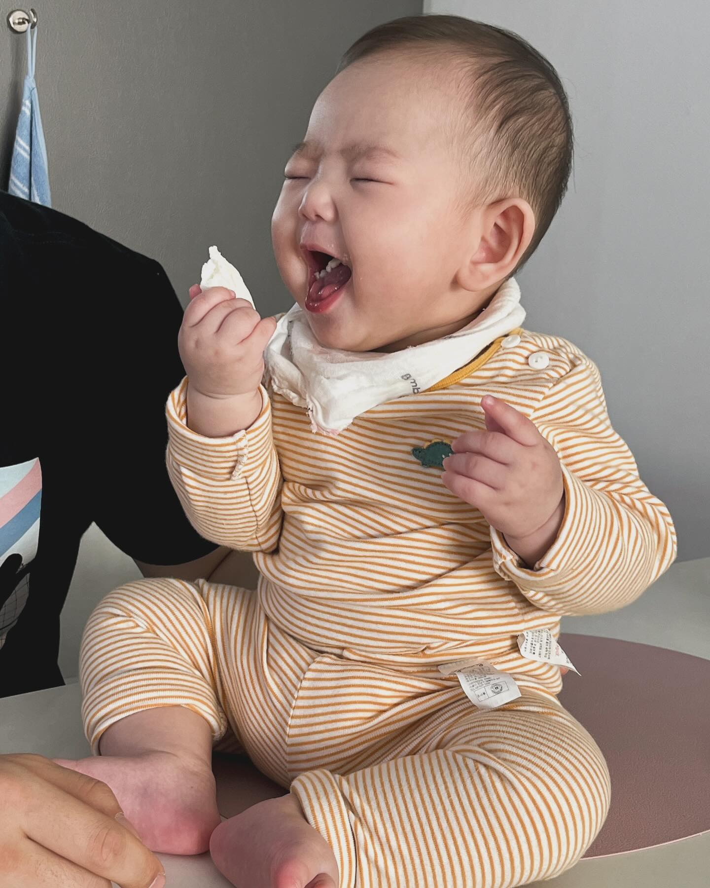 __표정부자 떠율이가 떡뻥먹는 법🤍