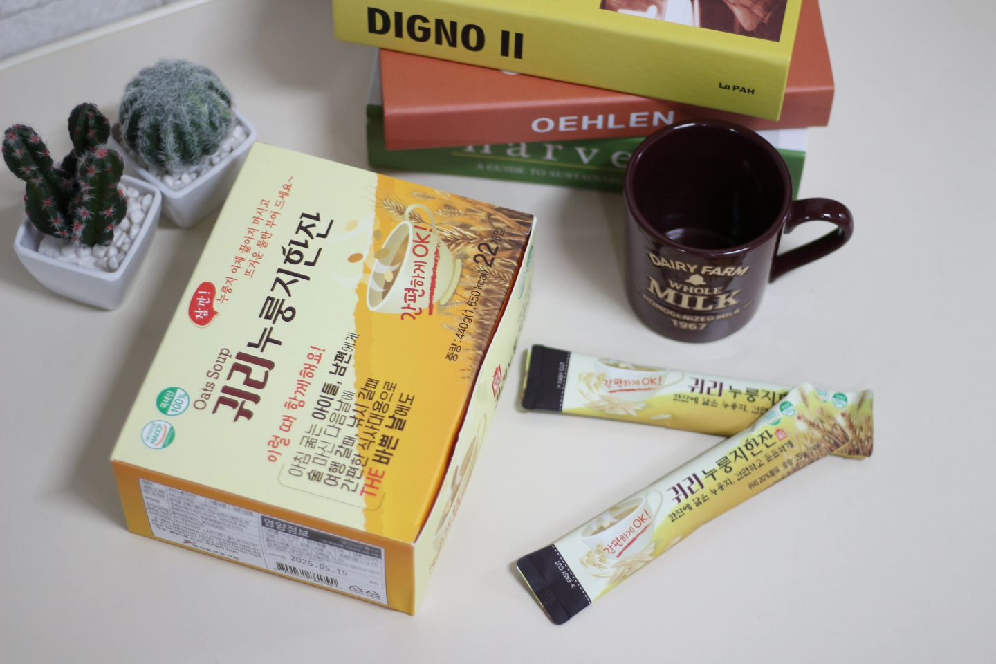 #협찬 

쌍지뜰 귀리 누룽지 한잔☕️
난 아메리카노 대신 누룽지 한잔 즐기는 여자😎

매일 새벽 4-5시면 일어나서 시작되는 하루
원래는 아침 안먹는 사람인데 기상시간이 빨라지니 속이 허해😭
그래서 간편하면서도 든든한거 찾다가 발견❤️
타임지에서 선정한 10대 슈퍼푸드 '귀리'가 들어가며, 
100% 국내산 원재료를 사용하여 만든 제품이라니까 믿음이가네

1분 1초가 아쉬운 요즘! 끓여먹을 시간은 없는데
요건 뜨거운물을 부어 4-5분 정도 기다리면 완성되니까
그냥 부어놓고 일보다가 먹어주면 끄읏~ 스틱누룽지 참 편해
귀리가 들어가 있어서 요즘 계속 앉아만 있느라 배가 나와서
다이어트가 필요한 내게 딱❤️

부드러운 식감을 원할때는 뜨거운 물을 붓고
전자레인지에 1-2분 돌려주거나
직접 물을 넣고 끓여도 된다고 하니 취향대로 먹으면된다

가방에도 쏙 넣고다니기도 좋아서 휴대도 용이하고
해외여행갈때도 , 등산갈때, 캠핑갈때도 👌
텀블러에 담아 다니다 뜨거운 물만 부어서 먹어도 좋네

쌍지뜰 스마트 스토어를 방문하면 귀리누룽지 뿐 아니라
오곡누룽지, 야채누룽지도 있다고 하니 다른 것도 먹어봐야지

 ✔️ https://smartstore.naver.com/organic_ssangjifood
✔️ ssangji_2013

#귀리누룽지한잔 #누룽지차 #구수한누룽지추천 #숭늉 #누룽지차 #한잔누룽지 #스틱누룽지 #쌍지뜰누룽지 #간편누룽지