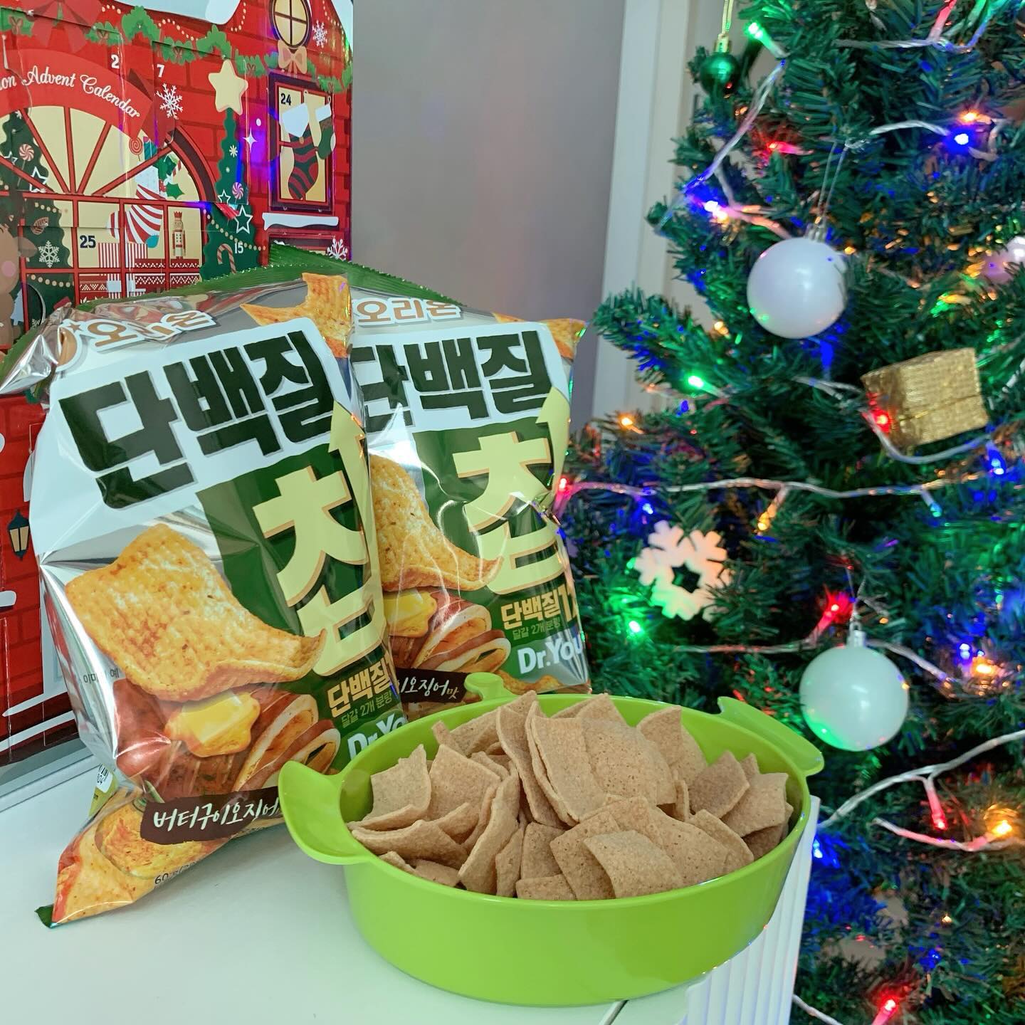 #협찬 #닥터유단백질칩 #단백질12g

나 같은 돼.. 🐽 아니,
나 같은 간식쟁이들 꿀팁 준다.🤣

이번에 오리온 닥터유에서 
단백질칩이 나와서 바로~ 빠른 구매 ㅋㅋ

커피도 하루 세네잔 마실 때마다 옆에 주전부리와
간식 항상 내와서 마시고, 밤에 모두 잠든 후엔
티비켜놓고 조용히 한잔할 때도 사부작사부작 
먹어대는데, 그럴 때 달걀 2개 분량의 
단백질을 함유한 단백질칩을 안주로 먹으면 
죄책감이 덜어지더라고요! 👍

버터구이오징어맛 짭짤한 감칠맛 안주로 딱이고 
바삭함 진짜 좋았어요! 😋
마지막 두장은 하이볼 만들어서 단백질칩 
안주로 먹은 현실 새벽의 모습 😵‍💫ㅋㅋ 
그 와중에 손에 묻을까봐 저처럼 과자 젓가락으로
드시는 분 있나요? ㅋㅋㅋ 

간식쟁이라 다먹고 이번엔 칠리살사맛으로 
구매 또 갑니드아~~ ❤️

orion_world 

#단백질칩 #간단술안주 #신상과자 #과자스타그램 #다이어터간식 #오리온과자 #길티프리스낵 #닥터유간식