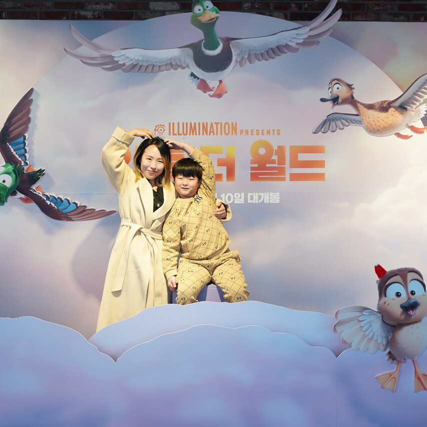 #광고 

아이가 미니언즈와 슈퍼 마리오 브라더스를 
영화관에서 너무 재밌게 보고 소장도 하고 있을 정도로 
일루미네이션의 영화를 너무 좋아하는데요😊

<인투 더 월드>는 오리가족이 모험을 떠나는 모습을 그린
일루미네이션의 2024년 첫 영화랍니다

대자연 속 작은 연못에서의 익숙한 삶 속에서 
안정적으로 살기 원하는 아빠와
아이들에게 새로운 세상을 보여주고 싶은 엄마,
사춘기 제대로 온 중2병 오빠,
스트릿 귀요미 파이터 동생이 함께 겨울을 따뜻하게 나기 위해 
자메이카로 떠나는 여정을 그렸는데요!

대도시인 뉴욕도 거치고, 요리사도 만나며 
모험 속 역경과 고난을 겪지만
끝내 환상적인 자메이카로 도착하며 
모험을 성공적으로 마치는 모습을 보며
2024년 새해에는 우리 가족도 이렇게 도전적인 삶을 
살아보는 것이 어떨까 느꼈답니다 ㅎㅎ 😊

극장에서 큰 스크린을 통해 보니 
화려한 뉴욕 야경과 몽글몽글 구름 속 풍경이
멋있어서 화면 속으로 빨려 들어가는 느낌이 들었는데요
너무 재밌어서 어른, 아이 할 것 없이 
다들 크게 웃는 모습이었어요~!!
특히 마지막 엔딩곡은 너무 신나서 저희 아이도 어깨를 들썩이고
옆에 앉은 친구도 들썩거리는 모습에 
영화관에서 보길 잘했다 느꼈답니다😆

일루미네이션 팬이라면 인투 더 월드 시작 전 
미니언의 새로운 단편인 달탈출까지 
함께 만나볼 수 있으니까요~!
이번 주말 뭐할까 고민이라면 아이와 함께 
영화관에서 인투 더 월드 즐겨보세요😊

#인투더월드 #일루미네이션 #영화 #영화추천 #1월10일극장개봉 #애니메이션 #가족영화추천