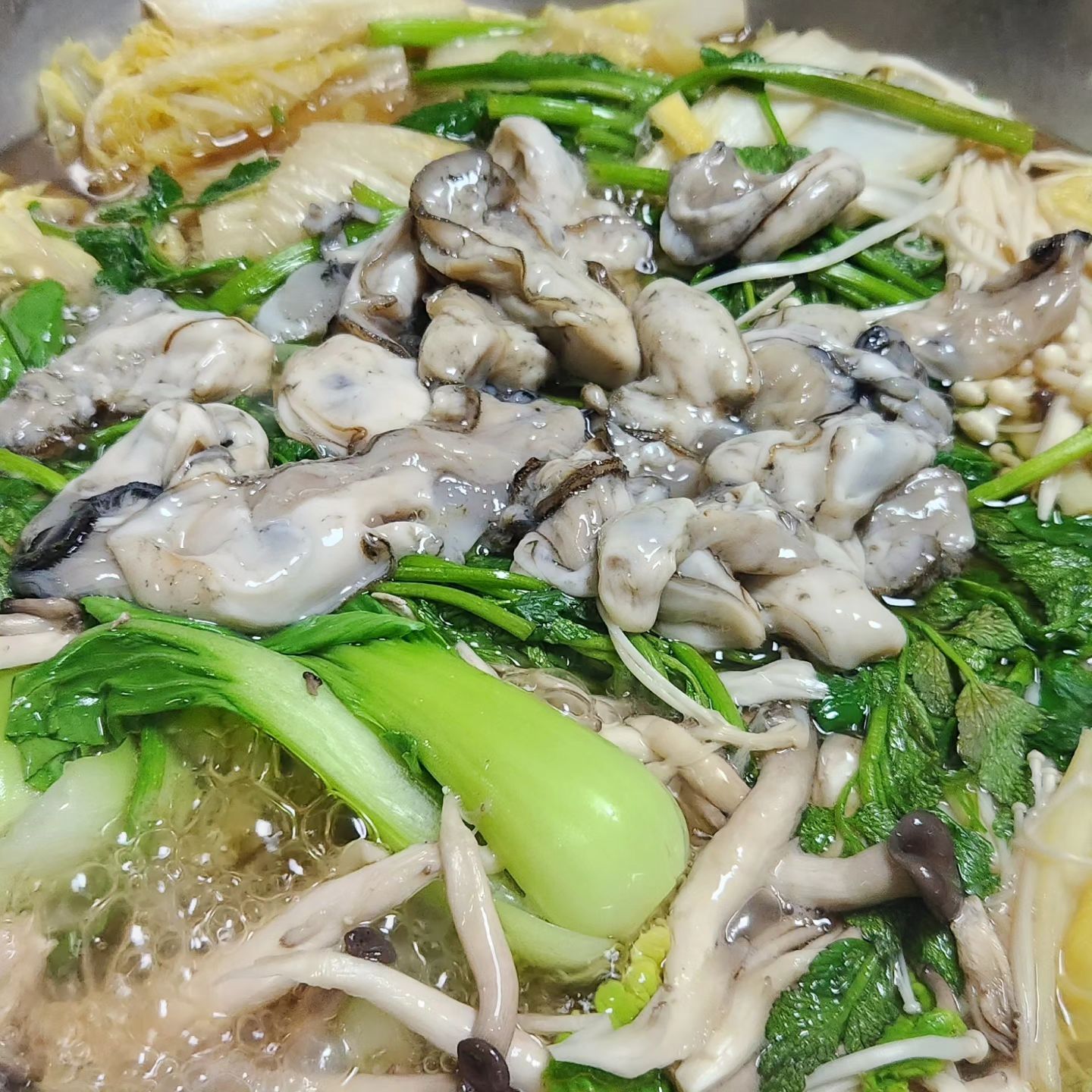 찬바람 불면 생각나는 굴~~
오늘은 굴~샤브 샤브~야채랑 버섯때려 넣쿠
완전한 건강식!!후식은 감자면..
싸이드로는 굴전이랑 치즈..
차 잘타는 여름이랑 겨울이 가기전에 요거 다시한번 먹어야지!!

#겨울별미 #굴 #굴샤브샤브 #굴전 #구워먹는치즈 #집밥 
#먹스타그램 #맞좋아요 #지구별외계인 #맛스타그램 #JMT #인친 #선팔 #언팔 #선팔하면맞팔 #언팔체크함
