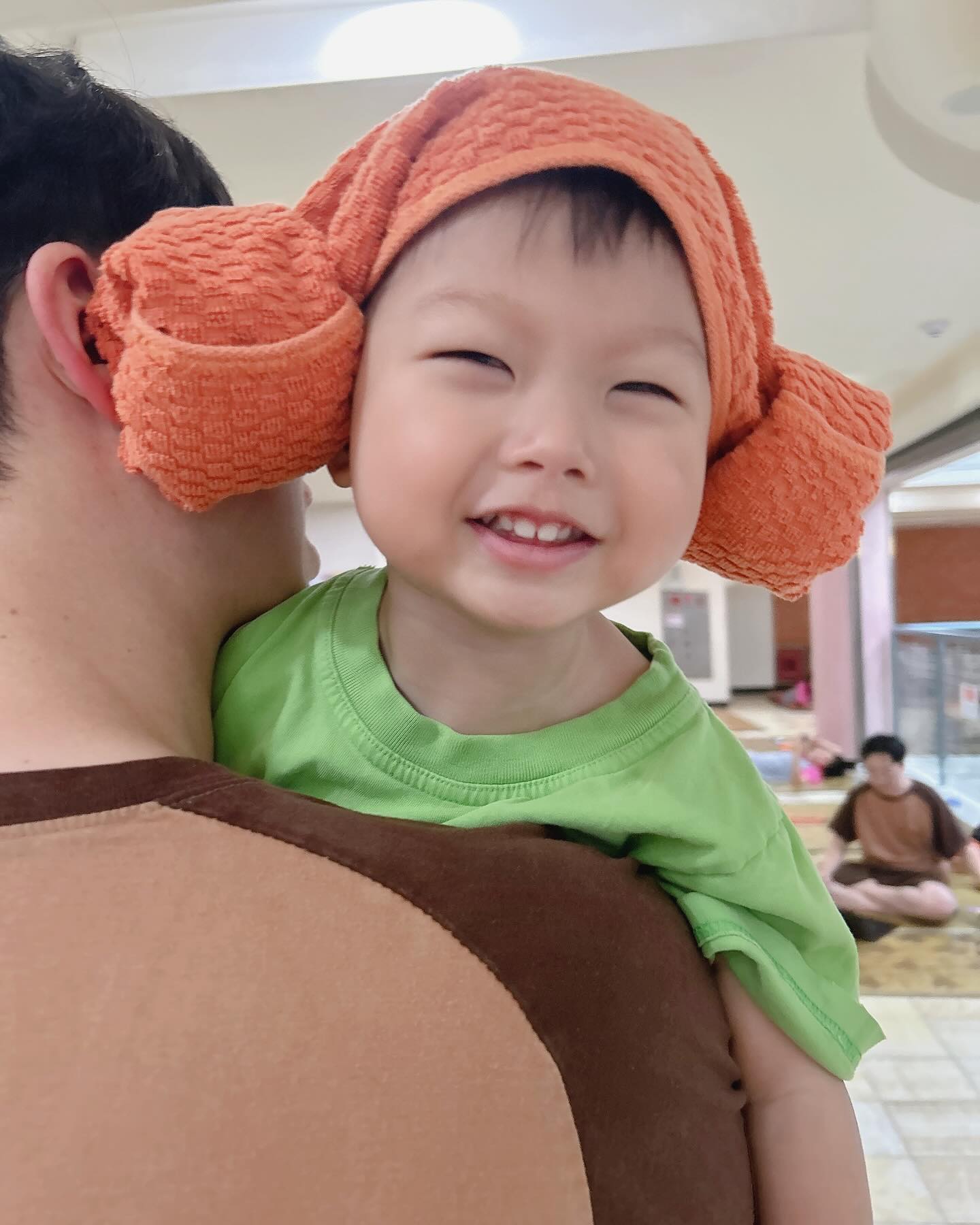 #지운이랑어디가

추운날, 더운날, 비오는날 어디가지?
실내 데이트 하러 gogo💃🏻

평소에 찜질방을 좋아하지 않는데(덥고 습한곳 잘 못들어감😅) 지운이와 함께 가니 재밋더라구요🫶🏻

찜질방에 먹으러가는사람? 저요🙋🏻‍♀️
점심도 안먹고 가서 미역백반(9,000원)과 돈까스(10,000원) 부터 먹고 찜질방 한번 둘러보고 다시 과자랑 계란, 식혜 사먹으러 매점으로🤣

지운이도 주는것마다 얼마나 잘먹는지👍🏻

주말에 방문해서 사람이 많았는데 그래도 찜질방이 넓어서 그런지 치이는 느낌은 없더라구요😘

지운이도 신나서 이날 놀고 집에가서 계속 찜질방~ 찜방~ 말까지 늘었다는🥹

새로운 경험은 언제나 아이를 성장하게 만든다💚 많이많이 놀러다니자🙆🏻‍♀️

🏷️ 로만바스
📍 경기 용인시 처인구 지삼로 470-3(삼가동)
📍 성인/소인 평일 12,000원, 주말/공휴일 13,000원 (무료입장:0세~11개월)
📍 찜질복 2,000원 / 대형타올 3,000원

#로만바스 #아기와갈만한곳 #아기와가기좋은찜질방 #아기와실내데이트