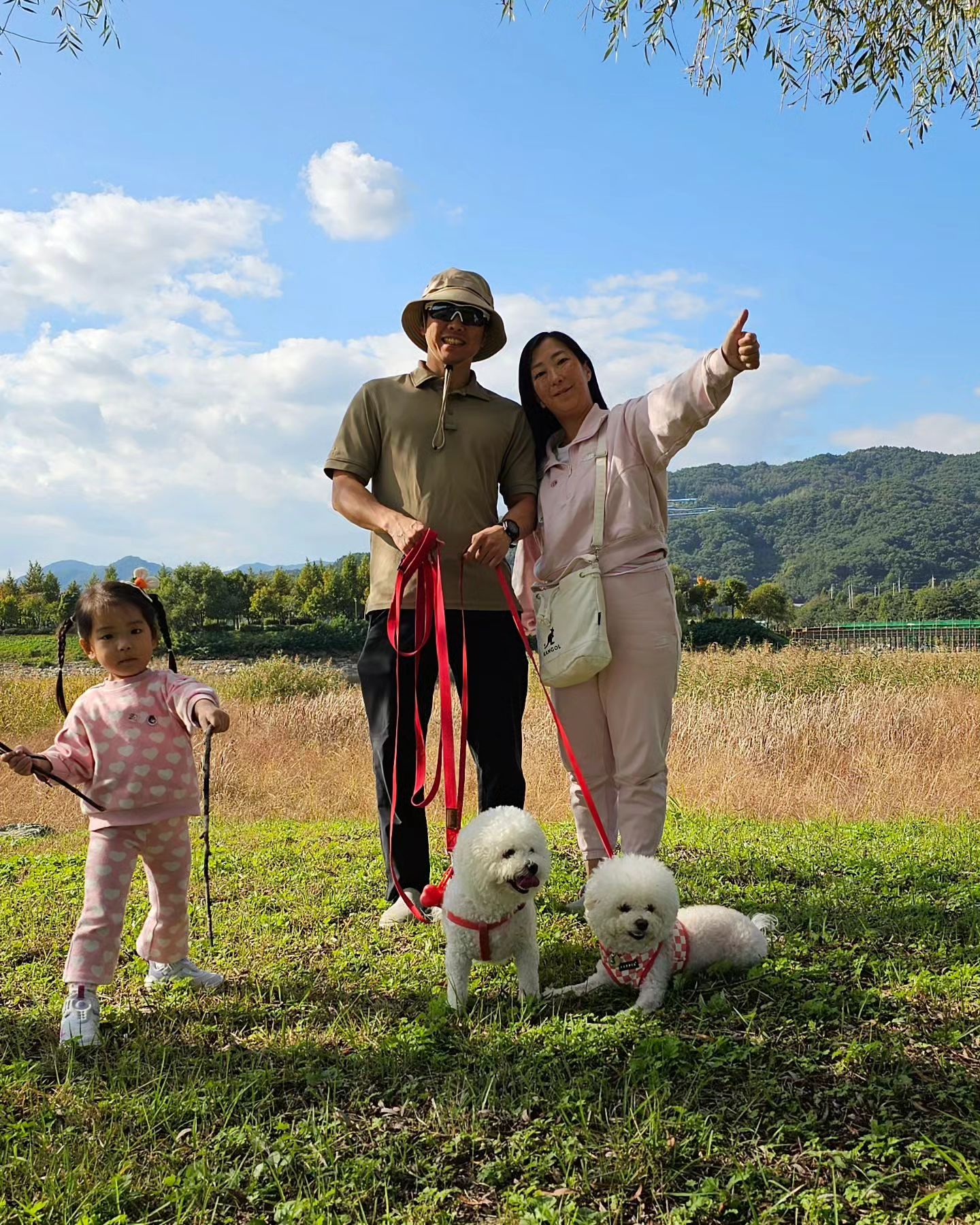 오늘의 가족사진 B컷
4살과 가족사진은...
강아지 두마리와 찍는것보다
어려웠....
급 나뭇가지를 주워모으더니 
위험하게 들고다니고
앵들밖에 나가고
이상한 표정짓고
그래... 그냥 오늘도 함께해줘서 그저 고마워
#쥐띠맘 #내딸 #딸스타그램 #4살 #가족여행 #가족사진 #애개네 #애개맘 #애개육아 #아기랑강아지 #아기랑비숑 #비숑프리제 #멍스타그램 #사탕뭉치