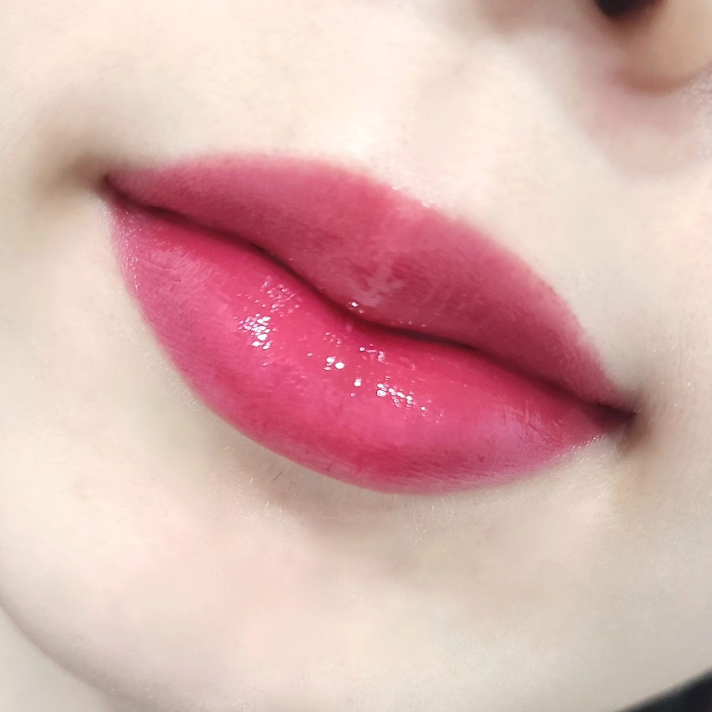 #첫줄 #립조합

컬러조합이 너무 맘에 들었던 클리오 틴트 2개 조합!

퓨어블러틴트 과즙가득한체리 + 크리스탈글램틴트 프레쉬체리🍒

프레쉬체리의 온도감과 지속력이 조금 아쉬웠는데 퓨어블러틴트가 아쉬움을 해소시켜줍니다✨️

근데 이 두조합,,바르고나면 입술 컨디션이 너무 안좋아져요ㅠ 근데저만 그럴수도..🥲

갓 발랐을 때는 세상 예쁜데 입술이 쪼그라들고 각질파티가 일어납니다,,

사진까지 찍었는데 아쉬워서 남겨봅니다,,

#과즙가득한체리 #프레쉬체리 #체리틴트 #틴트조합 #클리오쿨톤 #클리오틴트 #쿨톤틴트 #클리오 #퓨어블러틴트 #크리스탈글램틴트 #신상틴트 #체리레드