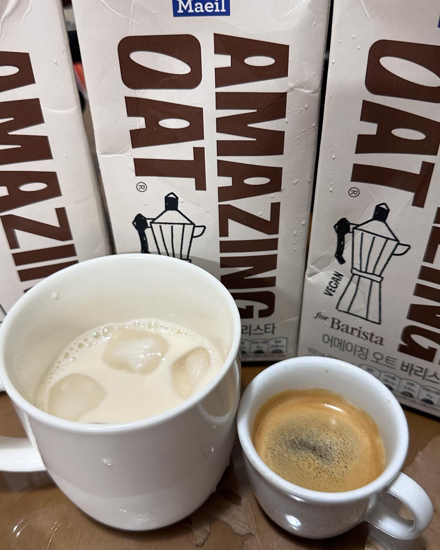 #협찬 #광고 
홈카페☕️어메이징 카페라떼 만들기🤍
바람이 선선하게 불기 시작해요~~🌀
가을이 오고 있는김에 어메이징 오트 바리스타로 집에서 카페라떼를 만들어 봤어요!
-
저는 요즘 아메리카노보다 요즘 라떼가 땡겨서 
라떼를 자주 사먹는데 집에서 카페에서 파는 라떼만큼 
맛있게 만들어 먹을 수 있는 방법이 있더라구요‼️👍🏻
-
[어메이징 오트 바리스타 카페라떼 레시피☕️]
1. 컵에 얼음을 가득 채운다
2. 어메이징 오트 바리스타를 180ml 따른다
3. 커피머신으로 에스프레소를 추출한다
4. 컵 위에 부어서 섞어준다
-
부드러우면서 커피랑 섞였을 때 맛이 극대화 되더라구요!
꼭 이건 커피랑 같이 드셔보시길 바랄게요 :)🩷
maeildoyou 
-
#어메이징오트 #어메이징오트바리스타 #오트커피 #홈카페 #홈카페레시피 #매일유업
