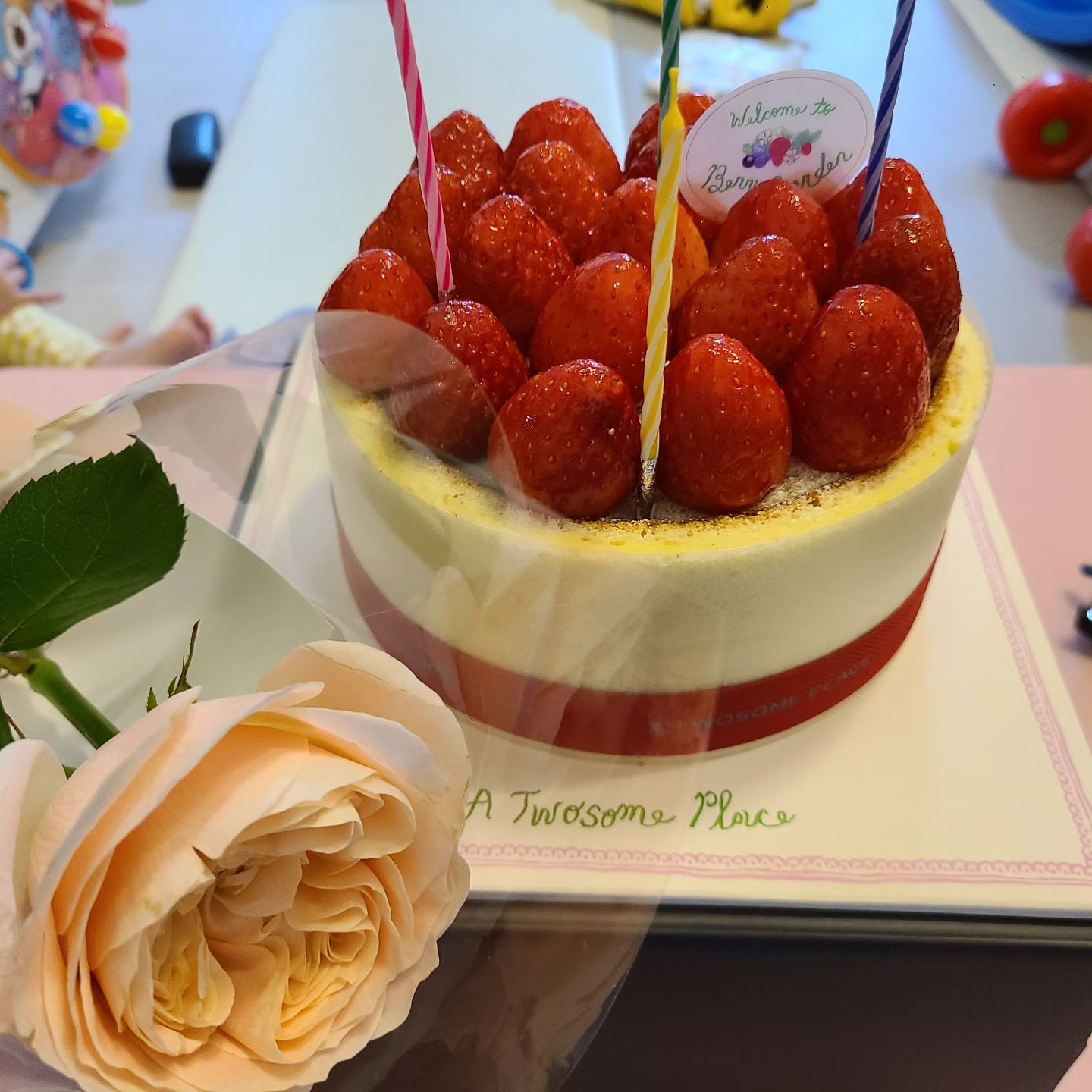 #생일
제일 먼저 연락 온 지현이 조만간 보기로~
.
.
지난주 봄방학이라 알람꺼놓고 잤더니 늦잠😨
후다닥 준비하고 등원시키고
동생이랑 볼일보고 현백가서 점심!
헤어지고 하원시키고 병원갔다가 장보고 집.
.
.
남편이 아침에 미역국 못 끓여줬다고
저녁에 해준대서 기다렸다ㅎㅎ
꽃이랑 케이크 사왔다!
소고기미역국도 끓여줘서 고마워❤️
.
.
형님반이 된 우리 연우.
숙제가 생겼네? 숙제 다하고 비타민까지 야무지게 먹었다ㅋㅋ
행복한 날들만 계속되자🥰