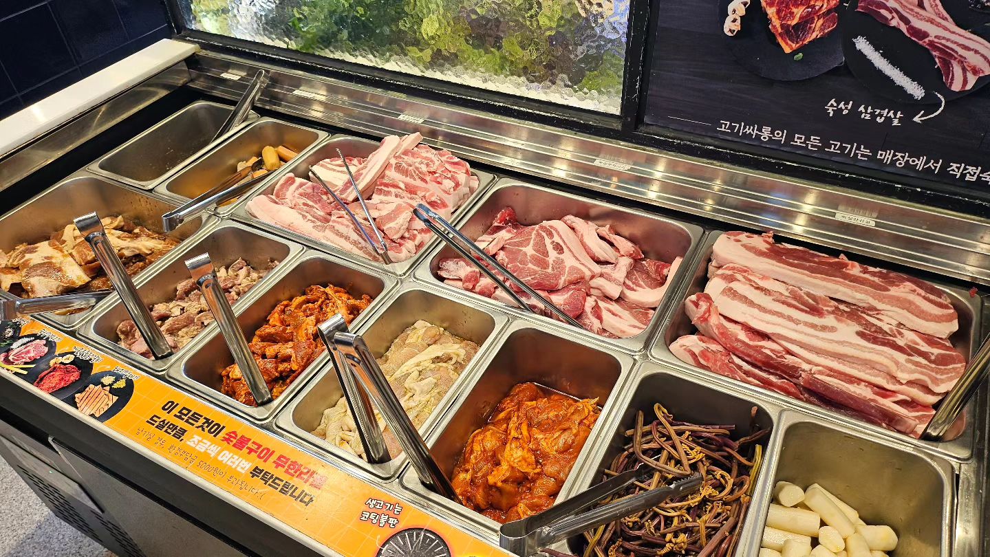 #첫줄 #첫줄반사 #첫줄좋반

오랜만에 올려보는
#맛도리피드
매번 집앞에 한번 가보자 가보자
노래를 부르고는 
오늘 처음간 머니네가족

바로 #고기싸롱 #고기싸롱산본점
사실 고기무한리필 하면
거의 갈비중심의 
무한리필집이 많아서
그러려니 하고 간건데

대박..삼겹살 진짜 미쳐뜸
게다가 갈매기살 왜이렇게 맛있음?

불판도 두종류라
양념없는 고기종류들
삼겹이 목살 요런애들 먼저
신나게 먹꾸
그담에 양념고기먹는 그릴까지
따로 있는 고기싸롱

고기도 실한데
치킨에 샌드위치에
사이드로 먹을음식도
진짜 대박..

덕분에 밥 든든히 먹고온
울 머니도 샌드위치 하나 먹구
치킨도 먹구 !

이야..소주 한잔 하고 싶을 때
#갈매기살맛집 이 요기였네?

게다가 친절하신 사장님의
첫 안내와 인사는 더더 짱

맛도리 피드 올리려다가
고해성사 올린 피드

고기싸롱 가보셨나요?
저는 단골될 듯… > <

#산본맛집 #산본고기집 #산본무한리필 은
고기싸롱 꼭 가보세욤

갬동🤭