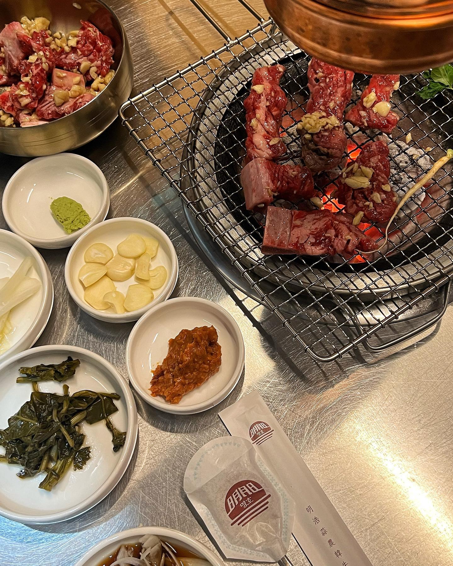'이영자'님도 다녀간 제주소갈비 맛집
#명호마농갈비 

캐치테이블로 예약은 따로안하고 
현장웨이팅을 했어요 

기본구성으로는 
백김치, 와사비,쌈야채,파절이,
특제소스로 만든 양파지가 나옵니다!

'서비스'로 경상도식 한우국밥이 
미니뚝배기에 제공되고있어요 

• 마농갈비 (1인분에 120g)
기본으로 300g이상 주문가능해요
✔️양념갈비지만 생각보다 
  자극적이지 않아서 좋았어요

✔️마늘향이 가득 베어있어서
  정말 부드럽고 맛있어요 

✔️된짱찌개는 필수여서 시켰는데 
  무조건 주문하세요 밥도둑이예요

✔️다른 고기집에비해 조용하고
  고급진 분위기여서 가족모임
  또는 데이트장소로도 좋아요 

맛집으로 유명한만큼 
많은 연예인들도 방문했어요 

제주 서귀포시 관광로 289 (중문점)
제주 제주시 신대로12길 15 (연동본점)

#제주맛집 #제주맛집추천 #명호마농갈비 #고기맛집 #서귀포 #제주중문 #먹맞팔 #먹스타소통