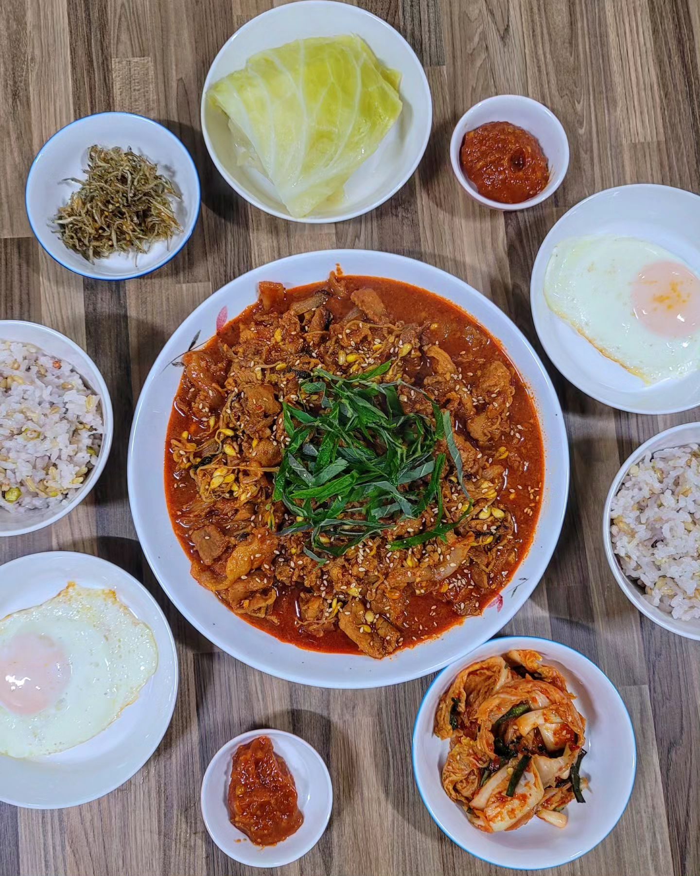 오늘 저녁은 송스방이 좋아하는 콩불 :)
양배추 쪄서 쌈싸먹으면 꿀맛! 

그리구 서로가 준비한 초콜릿 나눠먹으며 달달하게 마무리🍫🤍
햅삐 발렌타인데이 :)

#발렌타인데이