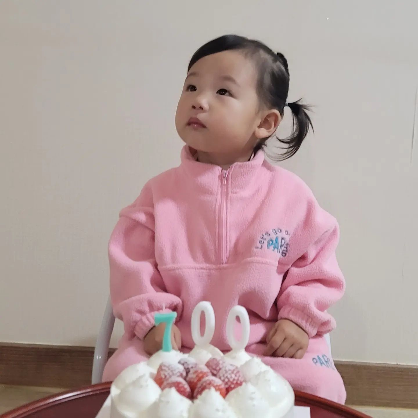 +697 건후덕분에 채이도 700일 사진 ㅋㅋㅋ
3일뒤지만... 그때는 우리 이삿날이야 채이야 ㅠㅠ
❤️채이야 이쁘게 잘아줘서 고마웡 앞으로도 아프지말고 건강하고 귀엽고 이쁜 채이가 되자❤️
화욜은 이삿날이라...
그래서 미리 사진 찍는다요 ㅋㅋㅋㅋ 😆 
새아파트 입주전 까지 2달간 군위에서 
출퇴근 등하원 해야되지만
우리 가족 배가네 화이팅♡