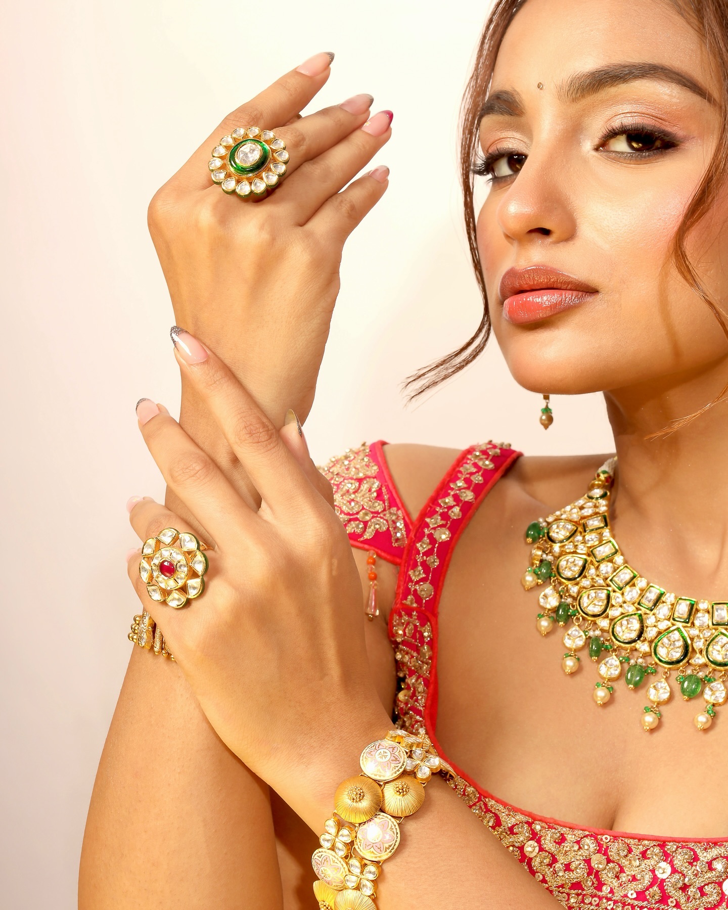 Art of hands
📸- camerawati 
For- prsjewellers 
💄- makeup.by.priyankasharma 
.
.
:
.
.
.
.
.
:
:
#work #art #photo #photooftheday #photogram #photoshoot #newwork #model #modellife #jewellery #jewelrygram #kundan #diamonds #finejewelry #makeup #artist #modeling