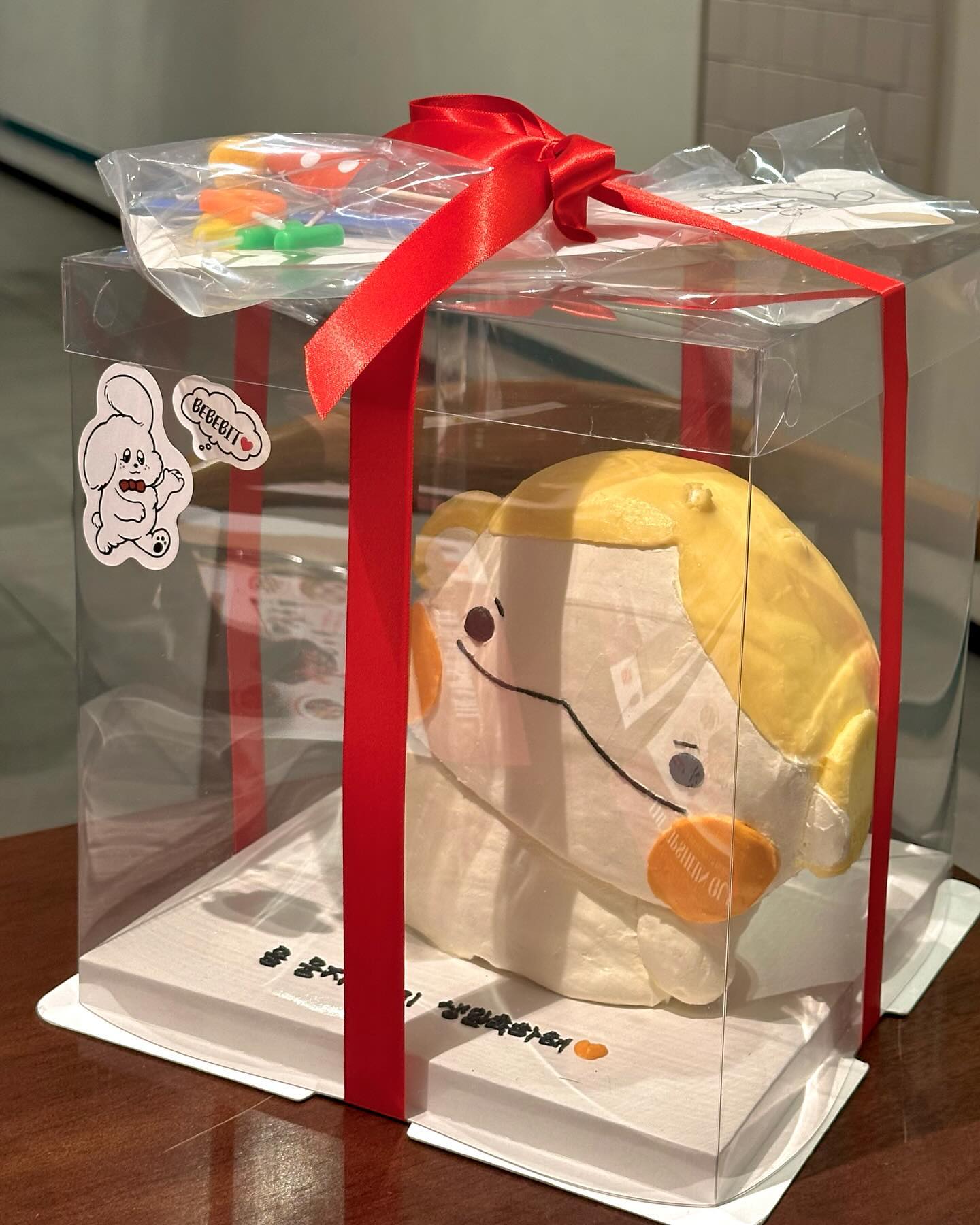 #베베빗
📌서울 동작구 사당로 229 1층

울집 애기랑 똑닮은 웅지♡ 맨날 웅니! 하는 이모티콘 보내는ㅜㅜ 인형 이미지 보내드려서 주문했는데 이번에도 똑같은 케이크를 만들어 주셨어요🫶🏻 아빠의 급정거로 웅지가 기우뚱해져버려서 주걱으로 구조해서 먹어야 했지만ㅋᩚㅋᩚㅋᩚ

여기는 디자인도 디자인이지만 케이크가 진짜 맛있어요✨ 시트는 촉촉하고 겉 크림치즈는 꾸덕해서 식감이🥹 주문케이크말고 그냥 케이크도 조각으로 팔아 주시면 집에서 멀지만 사 먹으러 갈 것 같아요! 
이제 주문케이크 하면 여기가 제일 먼저 생각나서 추천드리고 싶은 곳🧡

-
#채채_사당