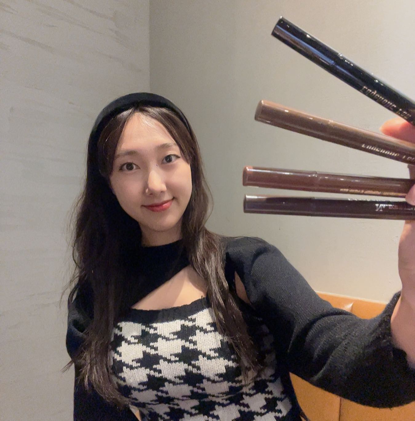 #협찬 naeorilttae_official 

엣지홀릭 브러쉬 아이라이너 Edgeholic pen eyeliner ✍🏻
땀, 눈물, 유분에 강한 멀티프루프 0.1mm 브러쉬로 얇고 뾰족한 꼬리연출 미온수로 쉽고 간편한 클렌징 특허받은 에어타이트 용기로 마르지 않는 브러쉬✨