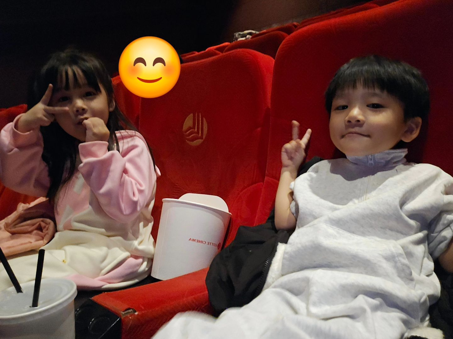 #첫줄
월요일에 갔다온건데
이제서야 올리는 사진ㅋㅋㅋㅋㅋ

나는 위시가 보고싶었는데
다수결에서 져서 짱구 봄...

애들이 많이 커서 이제 영화도 같이 보러다님.
아, 물론 나이랑 취향때메 애들 위주로만 가능...