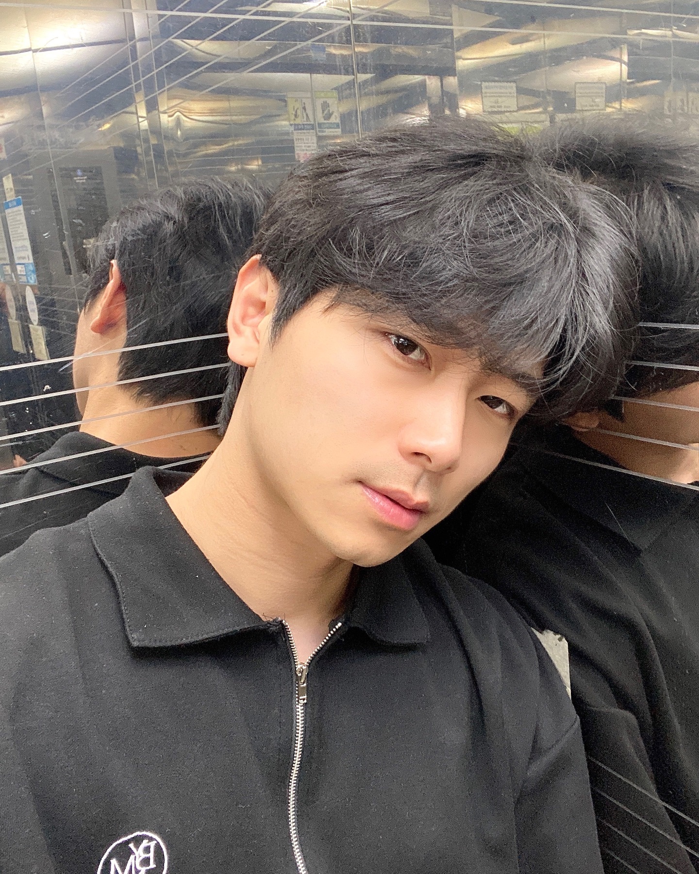 출근 전 더벅머리 정리하러,,,,
#바쁘다 #현대사회 #거지꼴 #셀카