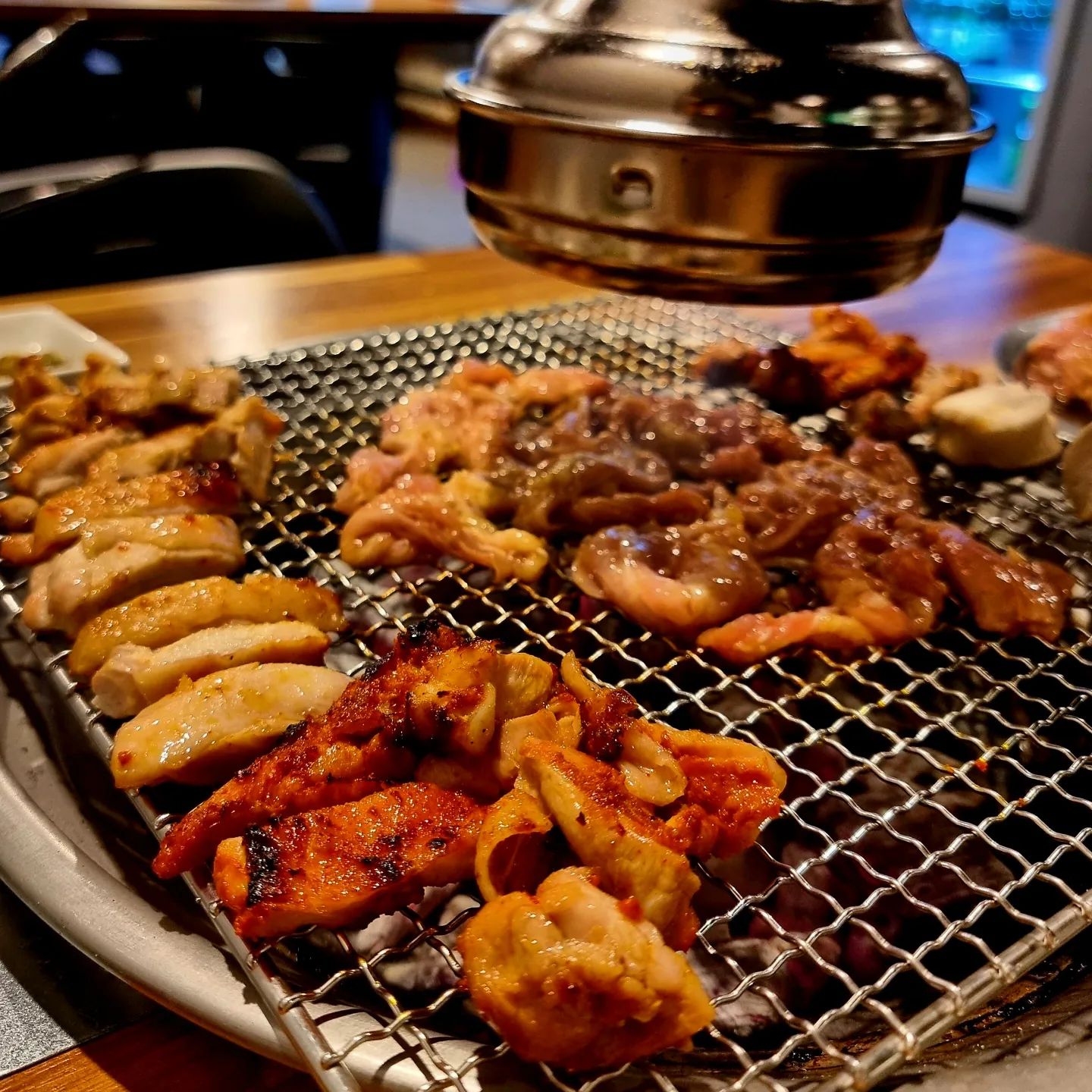 한식명장의 춘천식 숯불닭구이를 맛볼 수 있는 솔계숯불닭갈비 💕

솔계닭갈비는 한식대첩 시즌3 부산경남 대표인 남현애사장님이 운영하는 집으로 질좋은 국내산 닭만 직접 선별하여 부드럽고 쫄깃한 생닭에 사장님의 특제소스를 버무려낸 닭을 숯불에 구워 먹을 수 있어요👍

저는 닭갈비, 목살, 안창살 모듬과 맛보기닭도리탕을 주문했어요😖

모듬세트 양이 정말 푸짐해서 놀랬어요~
3명이서 먹어도 될정도로 양이 많아요! 
사장님이 직접 노릇노릇하게 구워주시는데 불맛가득 닭구이라서 정말 맛있었어요!
간이 양념으로 되어있어서 따로 양념을 찍지않아도 맛도리였답니다!😆
닭갈비는 양념, 간장, 소금 3가지 맛으로 나오는데 저는 개인적으로 양념닭갈비가 정말 맛있었어요!
목살은 고소한맛에 불향이 올라오는게 그냥 사랑이죠!❤️
안창살은 꼬들꼬들한 식감에 굉장히 중독성이 있었어요~ 

정말 먹어도먹어도 줄지않는 양에 사장님이 이렇게 막퍼주시면 남는게 있을지 걱정될정도였어요😭

모듬을 다 먹고 맛보기 닭도리탕이 있어서 시켜봤는데... 사장님... 맛보기라면서요...?
그냥 닭도리탕 한상이 나와버려서 깜놀😂
맑은 국물의 닭도리탕으로 고구마, 당근, 넙적당면사리가 굉장히 넉넉히 들어가있고 허벅달살만을 사용해서 만들어서 퍽퍽살을 싫어하는 저에게 완전 사랑인 닭도리탕이였어요!😍

사장님의 후한인심으로 음식들 양이 어마무시한 솔계숯불닭갈비로 다들 출동하세요🏃‍♀️🏃

📍솔계숯불닭갈비 
📍부산 수영구 광안해변로255번길 25 1층
📍예약전화 0507-1365-2788
📍영업시간 16:00 ~ 24:00 (월요일휴무)

#솔계숯불닭갈비

#광안리맛집 #광안리술집 #부산닭갈비맛집 #광안리닭갈비맛집 #부산여행 #광안리 #광안리핫플 #부산술집 #부산닭갈비