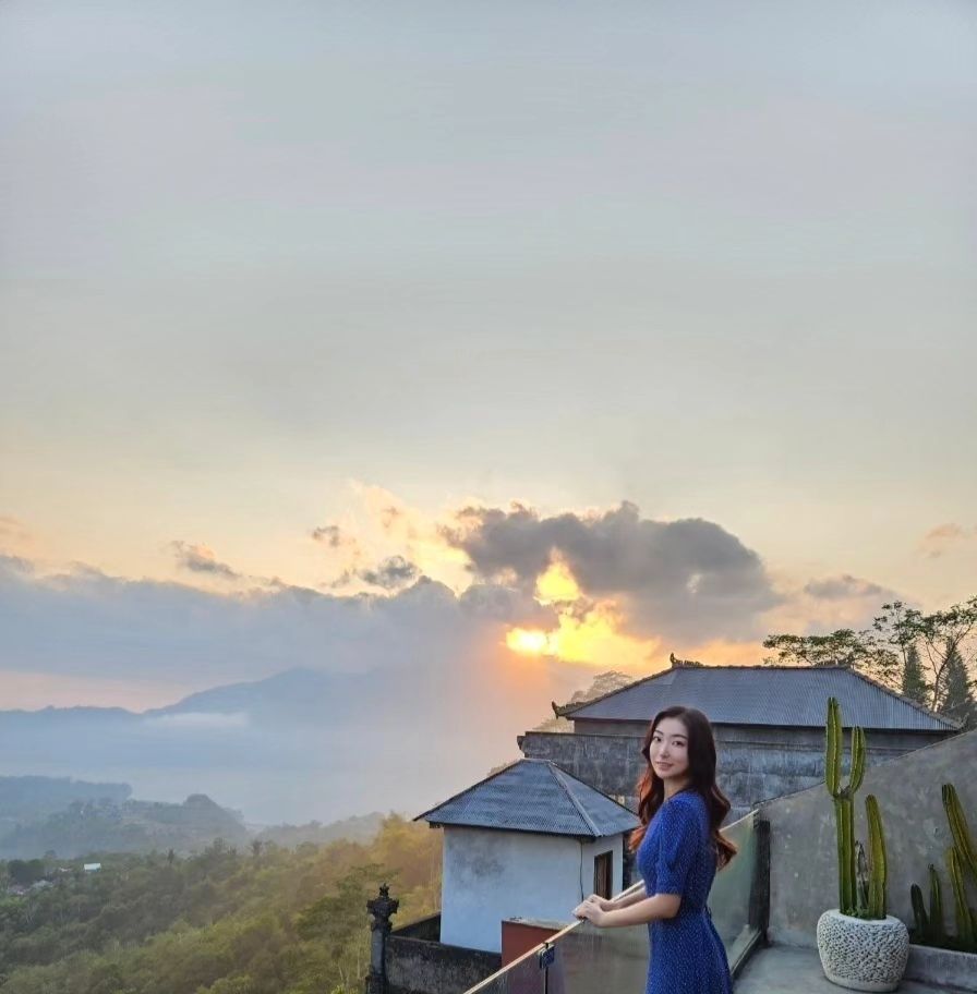발리에서 🌅 일출을 볼줄이야..💛
새벽같이 일어나서
너무 예쁜 일출을 봤다아.
.
.
예쁘고 감동 그 자체😌
발리에서 일출 장소로 유명한
'AKASA' 브런치 카페.
.
.
꼭 한번은 가봐야되는 곳👍
분위기도 맛도 완벽!!
.
.
F감성.
눙물.

#아카사#akasa#AKASA#발리여행#우붓카페#우붓맛집#우붓여행#우붓카페추천#여행#발리여행사진#여행사진#사진#좋아요#일출#일출사진#일상#일상스타그램#여행스타그램#여행좋아#기록#행복#소확행#맞팔#아카사카페#카페맛집#발리카페#일출맛집#맛집#카페추천#카페