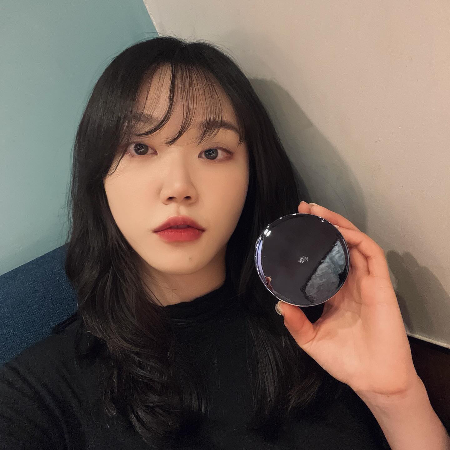#협찬
바르자마자 필터 씌운 듯 뽀샤시~해지는 팩트를 찾았어요💜

바로 헤비메이크업 쿠션H 인데요💜

쿨톤피부에는 H, 웜톤은 V로 본인 피부에 맞게 사용할 수 있도록 나와있어 골라 사용하면 되는데요💜
화사한 속광을 원하면 V, 고커버력을 원하면 H를 고르면 된대요 💜

은은하게 속광 올라오는 건 물론 커버까지 되니 얼굴이 뽀샤시해지는 건가봐요 

팩트 고민이신 분들 써보세오💜✨

#헤비메이크업 #hevvymakeup