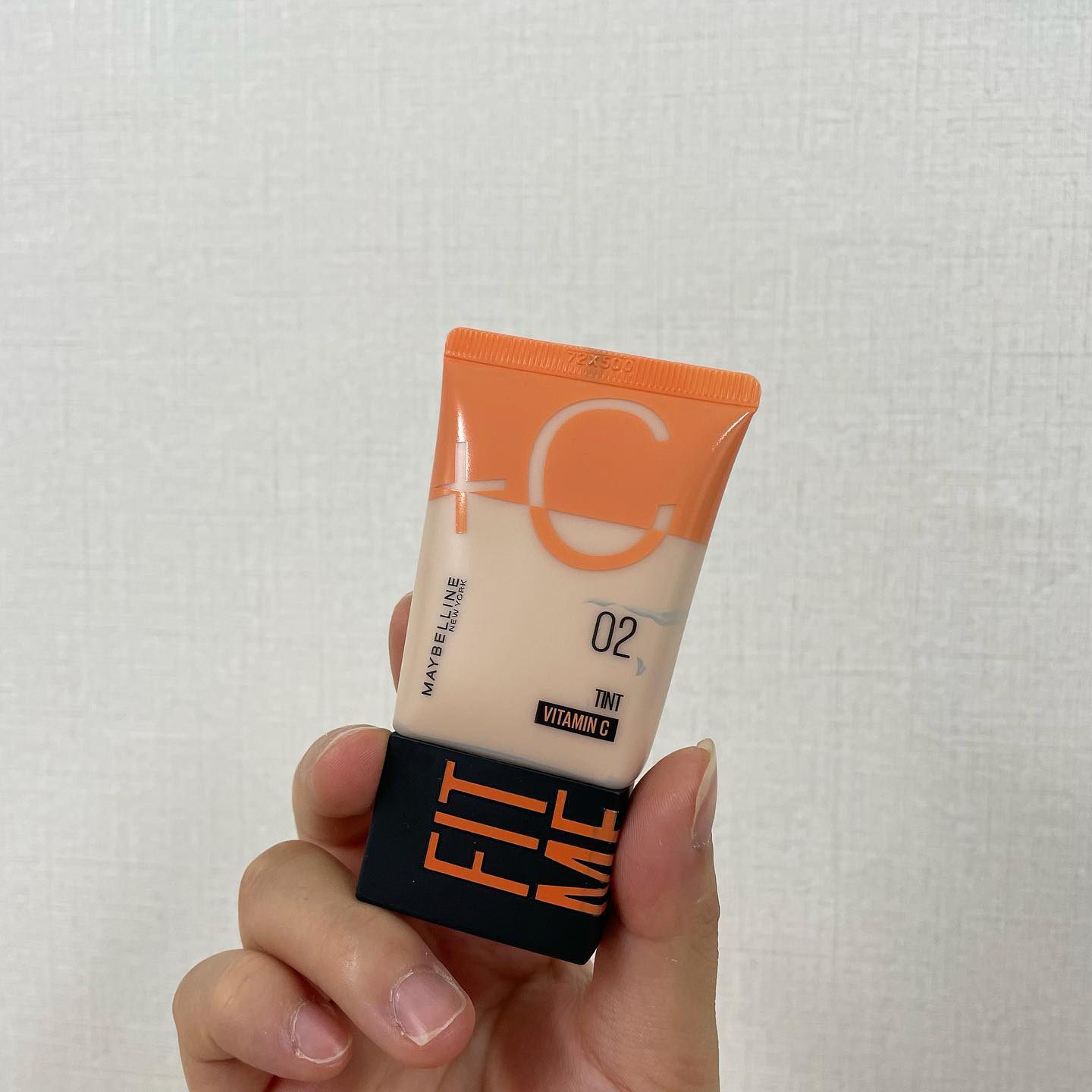 🧡메이블린 뉴욕 / 핏미 스킨 틴트 🧡

매일매일 화사하게 생기착즙! 
3 in 1 촉촉 톤업 스킨 틴트 
- 비타민 C 성분을 함유한 제품으로 건강한 피부 연출✨
- 수분가득 생기있는 광채 표현 가능
- 뽀얀 피부 보정 효과
뻑뻑할 줄 알았는데 생각보다 훨씬 촉촉하고 부드럽게 잘 발려용! 요거 바르면 예쁜 광도는 메이크업 가능!👍🏻
.
.
.
#15그램 #15그램뷰티 #15그래머 #메이블린뉴욕 #핏미스킨틴트 #비타민파운데이션 #수분광폭발 #투명톤업 #가벼운파데추천 #투명메이크업 #톤업파데 maybelline