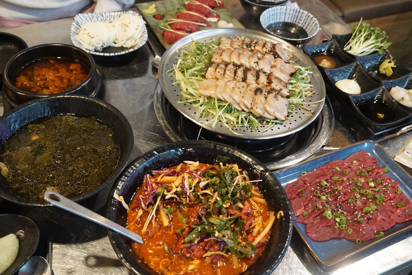 가성비도 좋고 비주얼도 좋은
강릉맛집 더바베큐!

고기도 부드럽고
육회양념도 맛있어서
술 안주로도 딱~

배달도 가능하고
포장하면 할인도 되니까
숙소잡으신분들도 부담없이 드셔볼 수 있어요!

#더바베큐 #강릉맛집 #강릉맛집추천 #강릉먹방 #강릉타다끼 #강릉육회 #강릉육사시미 #포남동맛집 #강릉바베큐 #강릉삼겹살 #안목맛집 #안목해변맛집 #강문해변맛집 #강문해변 #경포대맛집 #경포맛집 #송정동맛집 #경포해변맛집 #강릉야식 #강릉배달맛집 #강릉배달음식 #강릉포장음식 #강릉포장맛집 #강릉포장 #맛스타그램 #먹스타그램 #먹방 #foodstagram #instafood