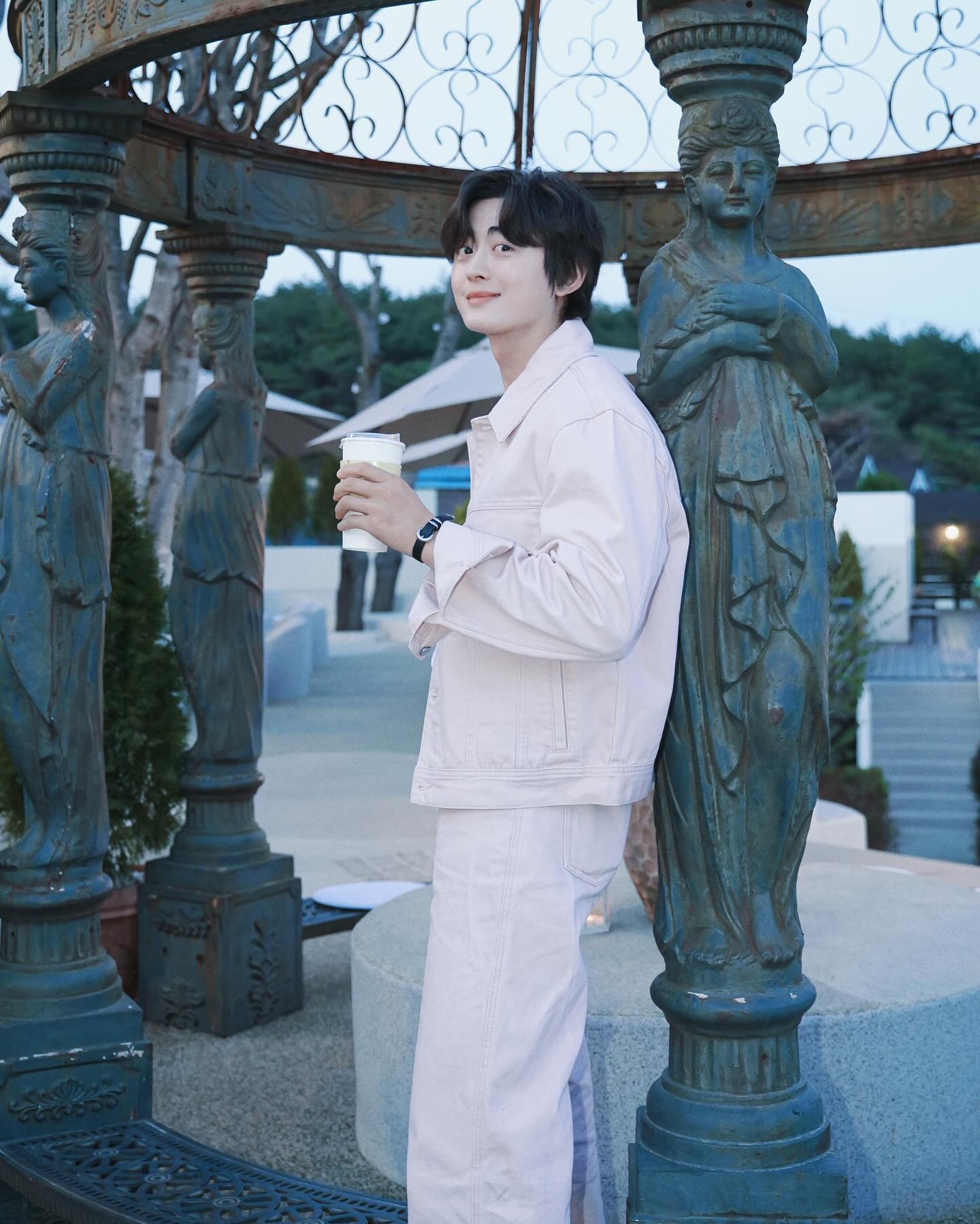 남자는 핑크입니다🌸
날이 따듯해지면서 이제 악세사리에 눈이 가는중
손이 자주가는 벨트와 같은 디자인의 팔찌
이번 SS 팔찌는 이겁니다😎

#올클래식 #allclassic #바스타일 #vastyle #커플팔찌 #남자팔찌
#셋업코디 #남자셋업 #남자패션 #남자코디