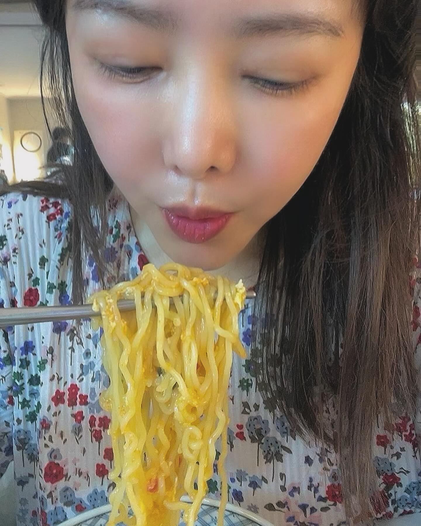 #협찬 
전참시에서 홍현희가 세상 맛나게 먹은 라면을 소개해 드려요~~
진짜 얼큰함의 끝판을 보고 싶다면 이 삼양식품 맵탱청양고추대파라면 먹으면 되요^^

후레이크 안에 대파가 가득 들어있어 시원하고 분말스프를 붓는 순간 코가 얼얼해지는 얼큰함이 한가득 밀려와요~

김치 딱 얹어서 먹으면 싸악 개운해지고 밥이랑 같이 먹으면 또 국물맛이 밥에 잘 베어 진하고 든든한 맛이에요! 

한국인이 좋아하는 채소 베이스 육수에 다양한 향신채가 있어 풍성하고 다채로운 감칠맛이 나고 청양고추의 깔끔한 맛이에요! 

지금 쿠팡에서 구매 가능합니다 😄

#맵탱 #맵탈케어 #맵탱청양고추대파라면 #청양고추대파라면 #전참시 #전참시라면 #홍현희라면 #매운라면 #해장라면 #라면추천 #라면 #라면스타그램