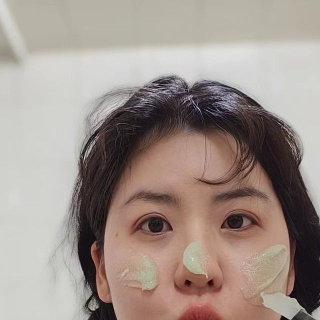jina 🩷 일상 기록, 소통, 직딩의 하루 on Instagram: "#광고 #휩드 #휩드팩스크럽 제가 은근히..많이..피부가 민감한 편이라 스크럽 잘못쓰면 빨게 지는데.. 역시! 믿고 쓰는 휩드! 저자극이라 사