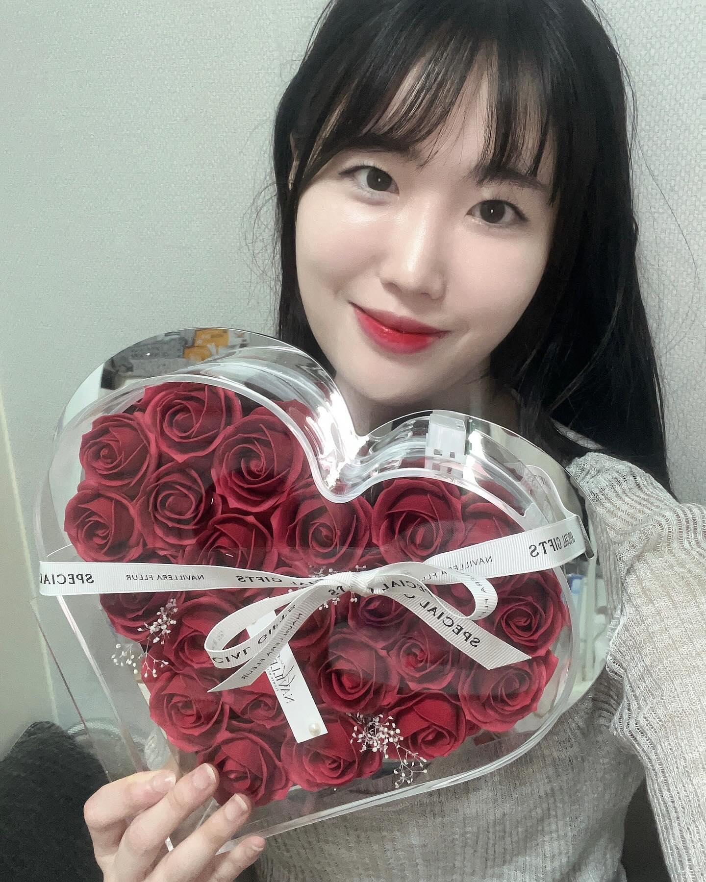 여러분~ 5월14일이 바로 로즈데이 인거 아시나요~?
기념일로 선물하기좋은 비누꽃 추천드려요!!🫶🏻🌸
비누꽃 자체로도 이쁜데 반짝거리는 램프 조명 덕분에 인테리어 소품으로도 좋아요. 밤에 켜놓으면 로맨틱한 분위기 완성!! 기념일이나 생일선물로도 너무좋을것같아요👏🏻
받는 사람이 너무나 행복하답니당💗 선물템으로 강추드려요!!!!👍🏻😘

#광고 #여자친구선물 #결혼기념일선물 #여자친구선물꽃다발 #결혼기념일꽃다발 #샤넬꽃다발 #1주년선물 #여자친구생일선물 #로즈데이 #로즈데이꽃다발