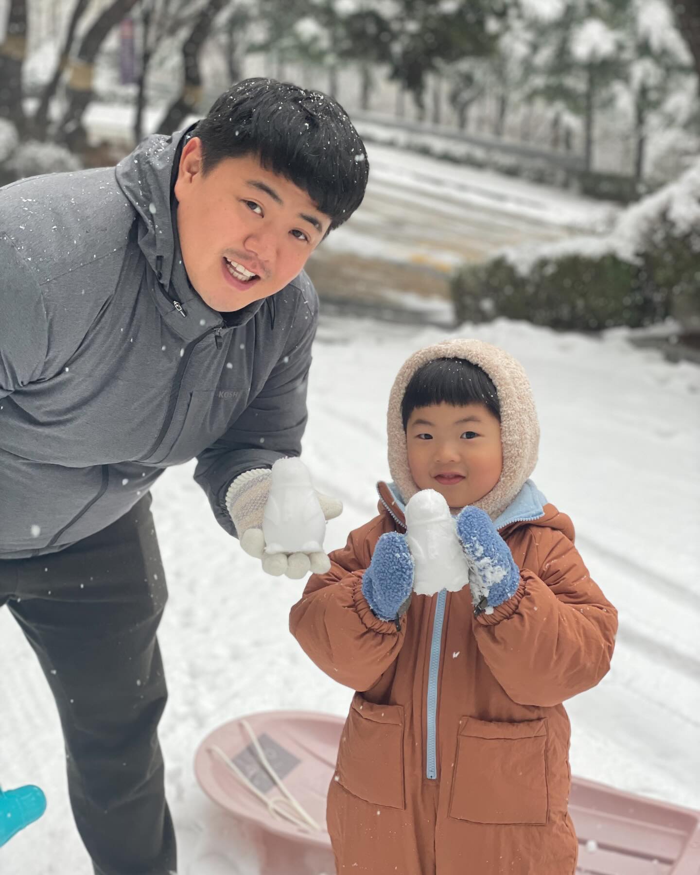 👶🏻D+1301

어제 1300일이였던 건복이♥️
펑펑오는눈을 보자마자 내가 더 신이나서 나가자고 졸랐더니
신나게 나가줘서 우리 가족 히히호호 신나게 놀구 들어왔당🤍
이렇게 펑펑오는눈 너무 오랜만에 보고
아빠도 있고 할머니도 있고 너무 신나는 기현이👶🏻

2023 마지막 날인 내일도 하루 알차게보내고 
2024 맞이해보쟈 🫶🏻🫶🏻