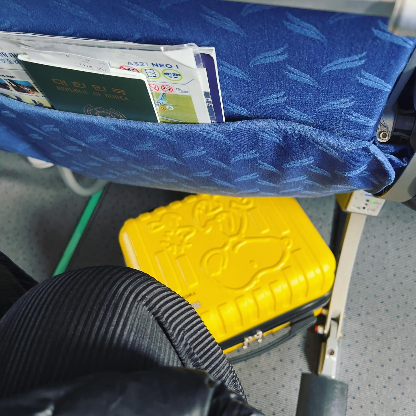 atwosomeplace_official 한정판 캐리어..🤭💛💛💛