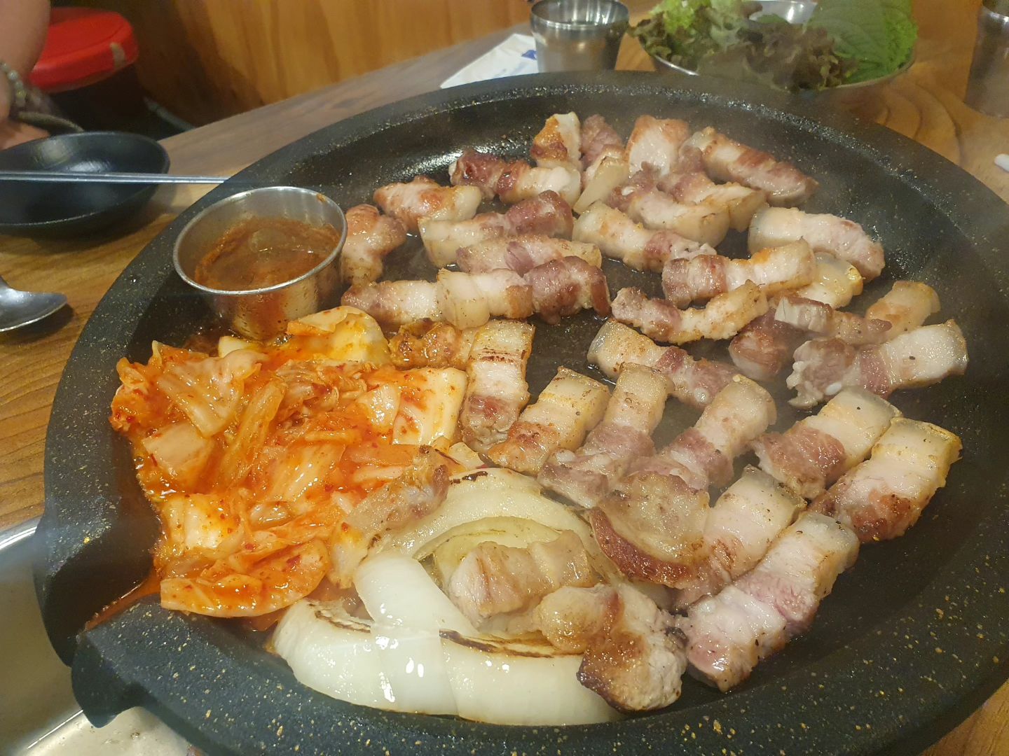 #제주최강흑돼지#제주흑돼지#부개동맛집 입니다❤️

인친님들🤗
오늘은 비가오네요🎶
친한언니네 집앞에 제주흑돼지먹으러다녀왓어요

오겹살 간만에 먹어줬어요 때깔보세용😊
사장님께서 직접 잘라주시더라구요
냉면도 같이먹었는데 시원하구 맛있었어요

제주흑돼지는 역시 갈치속젓!같이 나오더라구요
포장도 가능했어요 와우 🙊
고기는 주기적으루 역시~~먹어줘야합니다ㅋㅋ😆

오늘은 맛난고기 굽굽 어떠세용? 🤗
제주흑돼지 최고~~!!

#부평맛집#부평삼겹살#부평흑돼지#부평데이트#부개맛집#부평고기집#부개고기집#부평고기맛집#부개고기맛집#부평구맛집#인천맛집#흑돼지