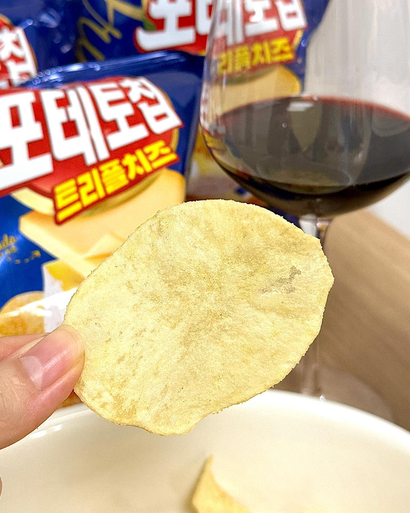 #협찬
✔️농심 포테토칩프리플치즈

감자칩덕후 모이세요
치즈덕후 모이세요
감자덕후+치즈덕후 is me🙋‍♀️🙋‍♀️
감자칩의 원조! 포테토칩의 새로운맛 탄생🎊
고르곤졸라,까망베르,고다 🧀🧀🧀
진짜 유럽산치즈를 사용해 고급스럽고 풍부함 가득!
3가지 치즈의 향과 맛이 적절한 조화를 이뤄서
환상적인 트리플치즈의 맛을 느낄수있어요👍

빠삭한 포테토칩은 말모말모
고급스러운 치즈향과 맛에
집에 잠자고 있던 와인 오픈했네요🤭
포테토칩 트리플치즈맛으로
충분히 치즈안주느낌낼수 있어서 너무좋네요🥰

#농심 #포테토칩트리플치즈 #감자칩 #치즈맛감자칩 #트리플치즈 #포테토치치즈 #신상과자 #편의점신상 #치즈덕후 #과자신제품 #신제품과자 #셀러뷰 #와인안주 #맥주안주 #간식추천 #와인안주추천 #맥주안주추천 #과자추천