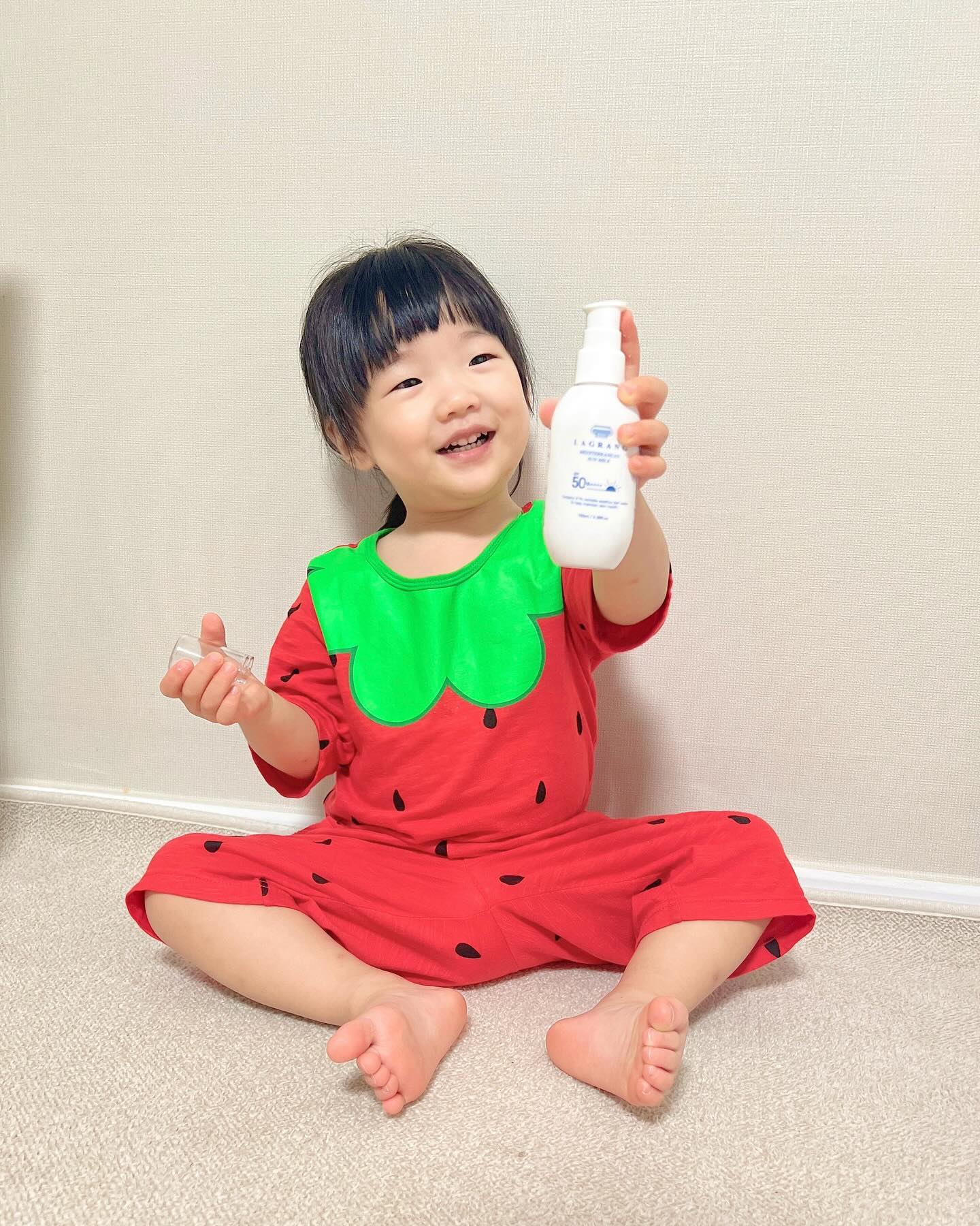 어린이집 가기 전 해야 할 일.
❝라그랑 선밀크❞바르기 🧴✨ 
 
 
UV-A를 차단해줘야 하기 때문에
겨울철에도 자외선 차단제는 필수에오- 
 
 
라리베라에서 부드럽고 촉촉한 
❝라그랑 선밀크❞ 만나보세오 👍🏻
 
 
 
 
 
👶🏻 𝑝𝑟𝑒𝑚𝑒 𝐼𝑁𝐹𝑂 29month
💌  𝑇ℎ𝑎𝑛𝑘 𝑦𝑜𝑢 : lalibera_official_ la_libera_ 
🏷️ 𝑇𝑎𝑔 : #라리베라 #라그랑 #라그랑선밀크 #무기자차선크림 
#유아선크림 #아기선크림