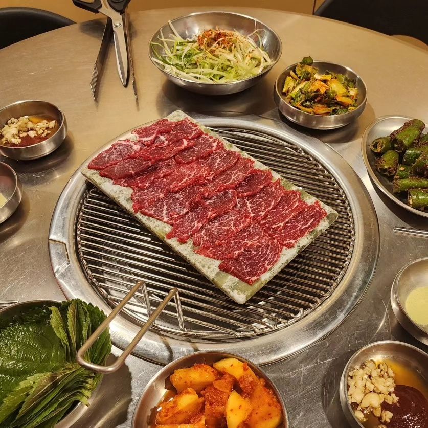 요즘 재밌게 보는 드라마에서 그러더라구요.
힘들때 울면 삼류, 웃으면 이류, 고기를 먹으면 일류.
한우먹고 힘냅시다

#역삼동고기집 #역삼동한우 #역삼동회식 #선릉회식 #선릉고기집 #선릉회식장소 #칠프로칠백역삼직영점