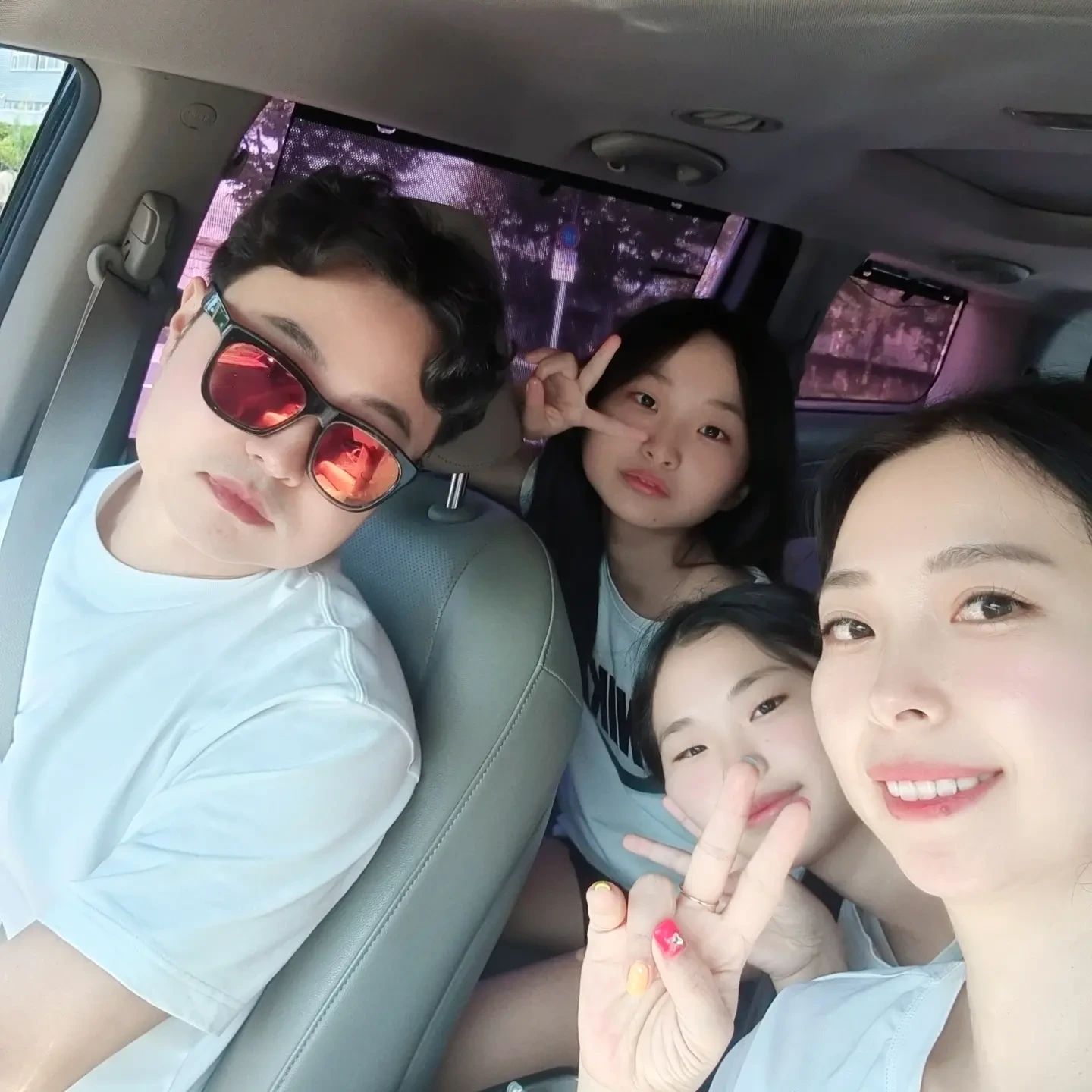 여름휴가1탄.

날씨가 안좋을까 걱정했는데..
걱정한게 무색일 정도로 놀기 좋았던 날씨

모두 음식이 맛있어서 폭풍 흡입~
반딧불투어, 호핑투어
세상에서 젤 작은 원숭이 투어 까지..
완벽했다!!

많은 대화를 나누며, 
서로를 이해하는 시간을 가질수 있어
더욱 좋았던 가족여행!!

#가족여행
#여름휴가