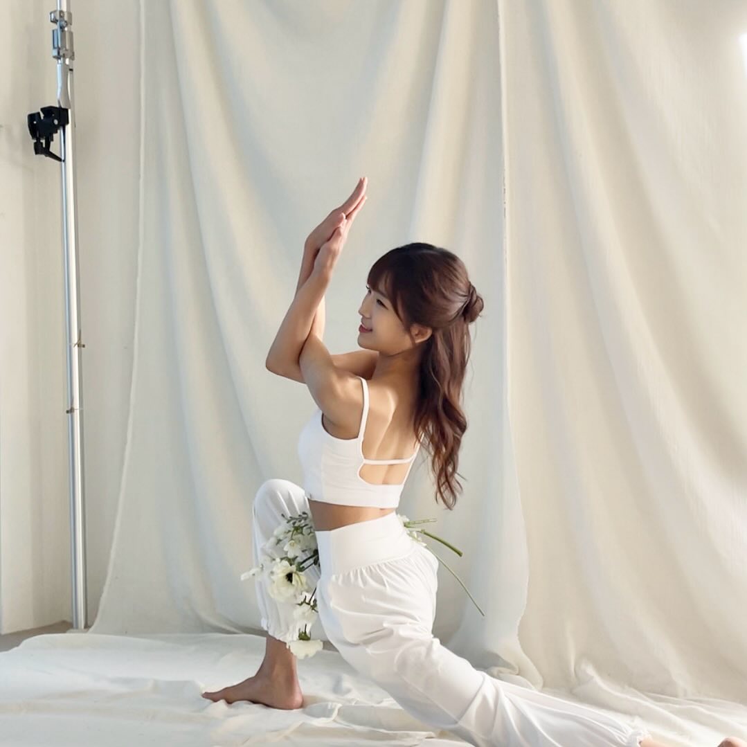 스승의 날 💐

너무 감사하게도 9년간 요가를 지도하고 안내하며
늘 스승의 날이 되면 많은 분들이 감사 인사를 건네주세요

제가 지금까지 요가를 사랑하는 마음을 지키고
삶에서 행복이란 감정을 느낄 수 있었던 것은
바로 함께해 주시는 여러분들이 계셔서 
빛나는 지금 이 자리까지 올 수 있었음을 전해드리고 싶어 이렇게 적어보아요

시간이 흘러 몸이 멀어지며 마음으로 함께하고 계신 분들,
현재 함께 하고 계신 가족들 
그리고 앞으로 만날 인연들까지
진짜 제 삶의 스승은 여러분들이기에
오늘 이날을 맞아 감사인사드립니다

앞으로도 오래오래 함께해 주세요 나의 스승님들🤍
사랑하고 고맙습니다🌹

(선물은 마음만 받겠습니다 
대신 그 진심은 늘 느끼고 있으니
어디에서나 마음으로 연결되어 함께해주세요✨)