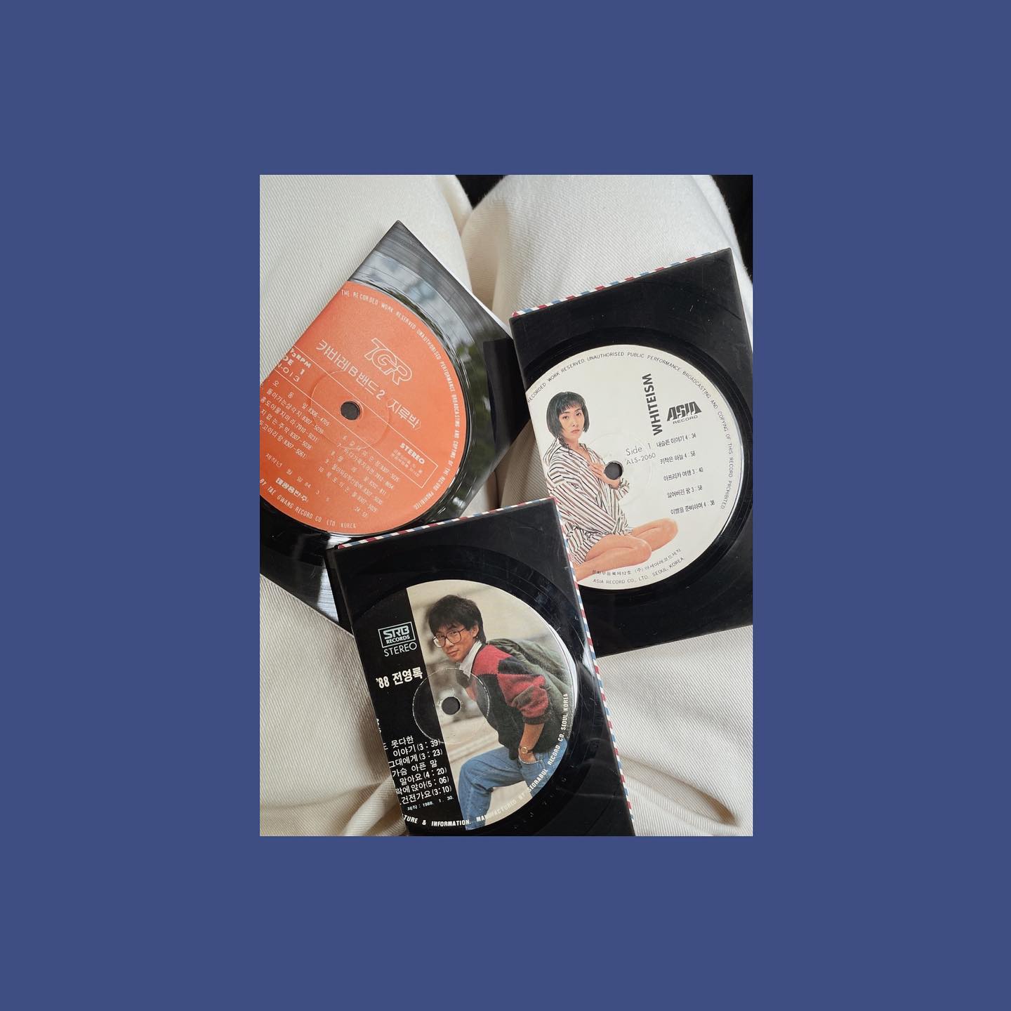 큰별샘 덕에 주말 오전 신나는 성수나들이➰💿
오롬(orom_official) 팝업에서 오래 전 엄마아빠가 좋아하던 노래 담긴 LP로 레코드노트 만들었다. 아빠는 Boney M 못 찾아서 잠깐 시무룩했으나 곧 야무지게 디깅해왔지. 내가 중고시장 뒤져볼ㄱㅔ,,,😇

더불어 엄빠 생애최초 네컷사진에 몹시 많은 소품 동원되며 마무리 ♩¨̮⑅