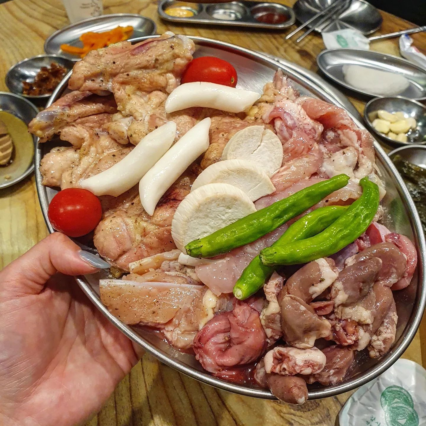 .
📍계부심

모듬구이(500g) - 30,000
묵밥 - 7,000
 
닭 특수부위 전문점으로 모듬구이를 주문하게되면  닭갈비,연골,목살,안심,
염통,똥집 무려 6가지 종류를 다 먹어볼수있음🤤

담백한 닭고기에 숮불향이 잘 베겨 한 점에 한 잔 쌉가능한곳❤️
.
.
.
.
#금천구맛집 #독산맛집 #가산맛집 #독산역2번출구 #계부심 #닭구이 #닭특수부위 #먹그램 #술스타