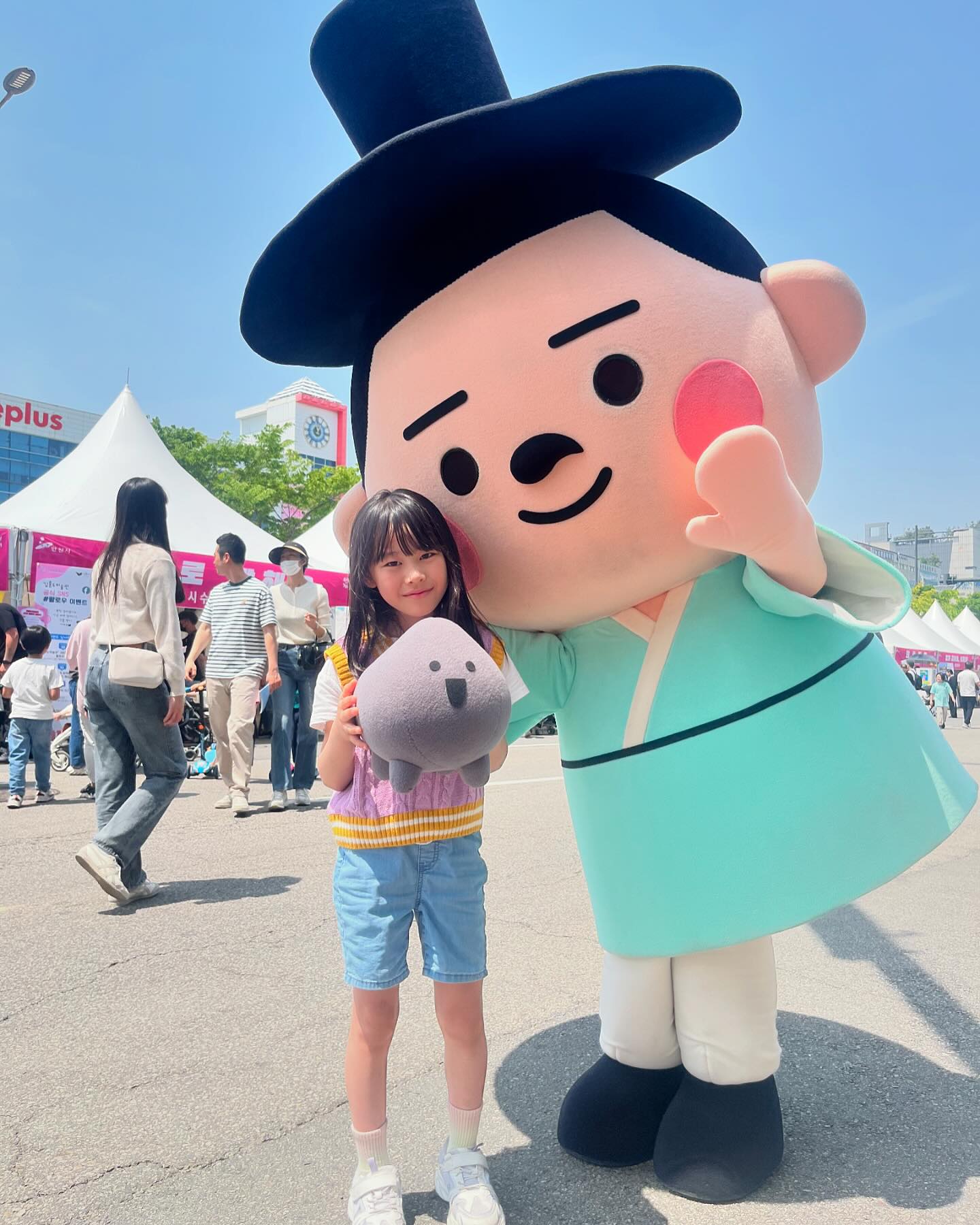 히히 오랜만입니당
김별가람 및 기타 그의 가족들은
아주 무탈히 잘 지내고 있습니다🥲

엄마가 바빠
카메라 켤 일이 없어
가람이 사진도 올리질 못했습니다
반성합니다´ཀ`

그래도 가람이는 여전히 예쁩니다💖