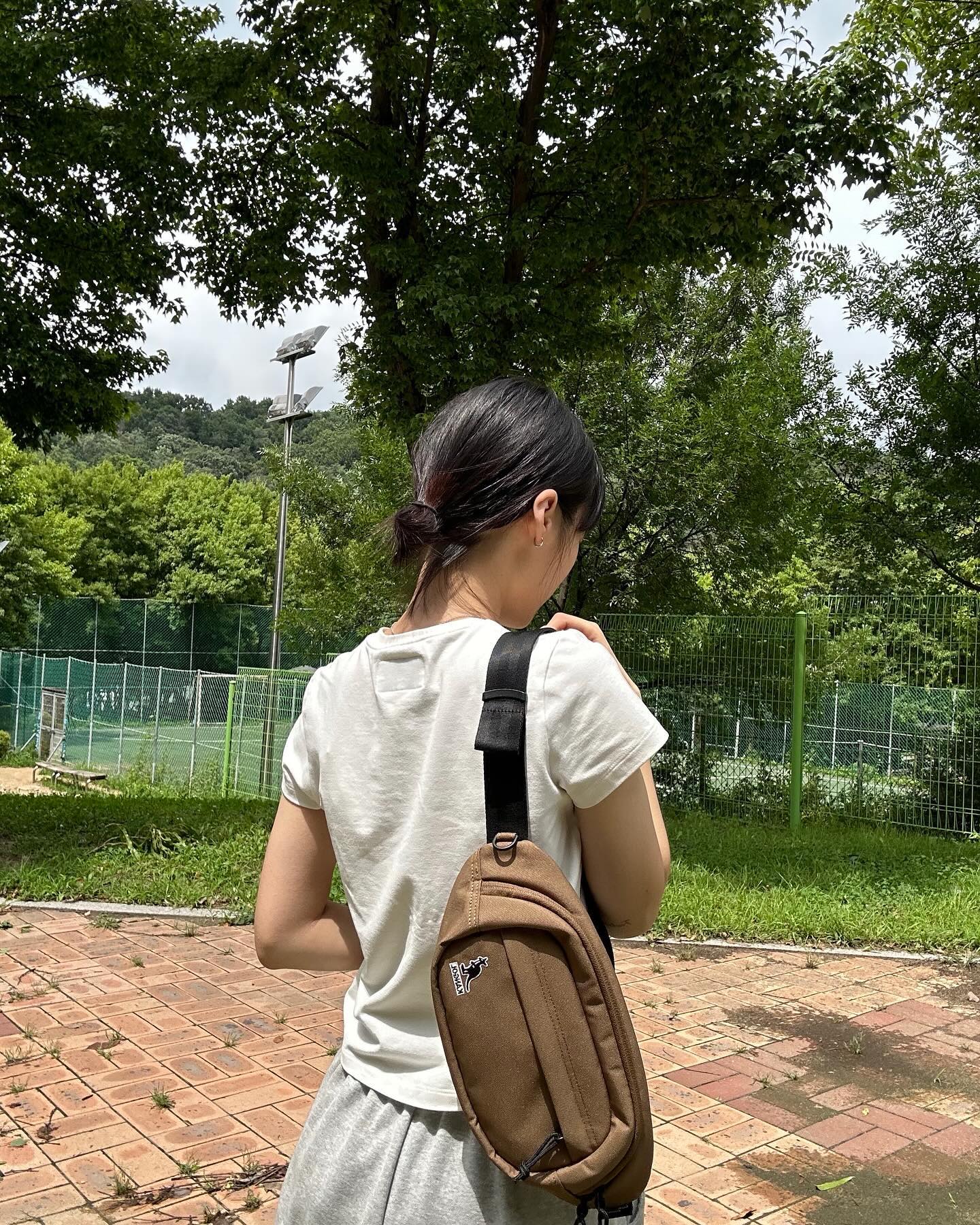 -
최근 데일리로 맬수 있는 슬링백 찾고있었는데 
패션, 실용성 둘다 맘에드는 슬링백 찾았어요!
바로 캉골 슬링백 !!💼
가볍게 착용하기 좋고 내/외부 포켓이라 분리수납이 가능해 
수납력까지 갖춘 효율성 높은 아이템이랍니다❤️
야구장 자주 가는데 평소에도 가볍게 착용할 수 있어
제 애착 슬링백이 되었다는 ..
색상도 3가지(블랙, 브라운, 에크루)로 어떤 룩이던 
매치하기 좋아 데일리로 즐기기 좋을 거 같아요~!

#캉골 #캉골레트로코어 #레트로코어 #캉골 #슬링백